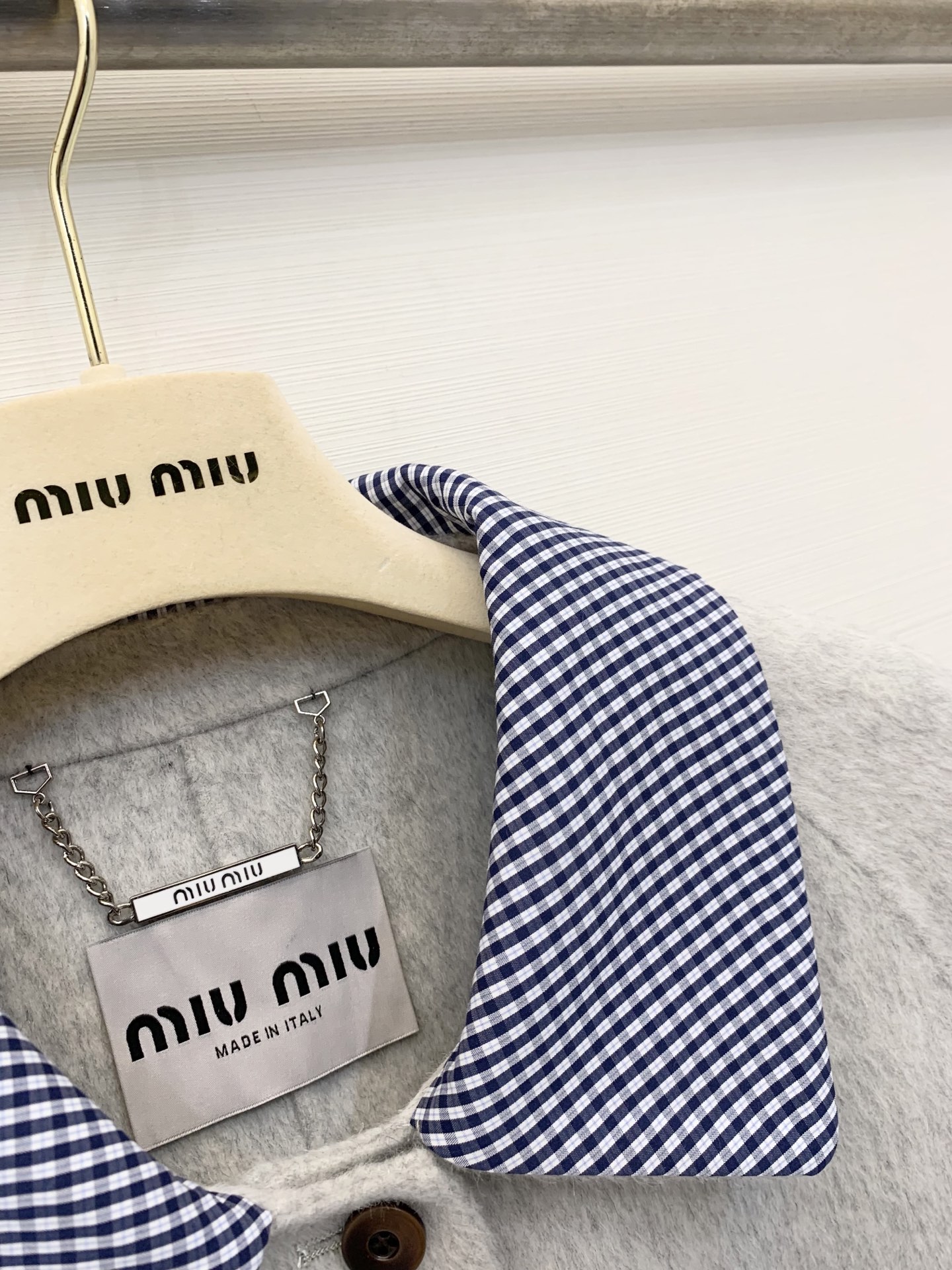 MIUMI* 🖤🤍25秋冬系列款 单排扣双面羊绒西服外套 选用10%羊绒90%羊毛混纺面料 经典格纹拼接