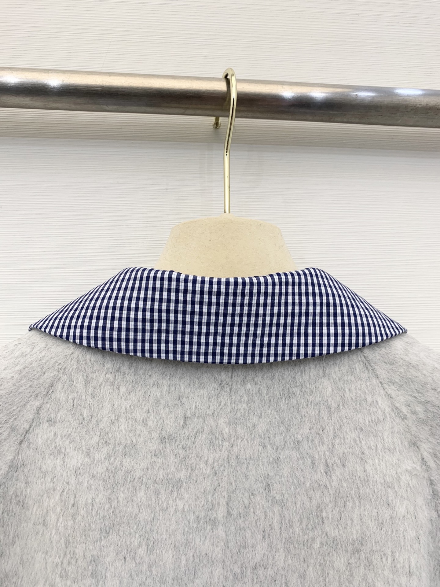 MIUMI* 🖤🤍25秋冬系列款 单排扣双面羊绒西服外套 选用10%羊绒90%羊毛混纺面料 经典格纹拼接