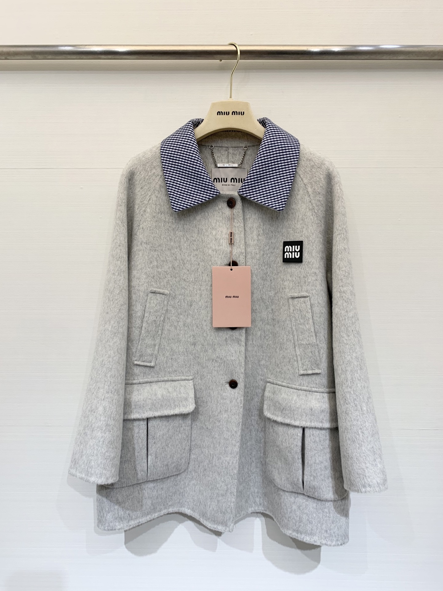 MIUMI* 🖤🤍25秋冬系列款 单排扣双面羊绒西服外套 选用10%羊绒90%羊毛混纺面料 经典格纹拼接