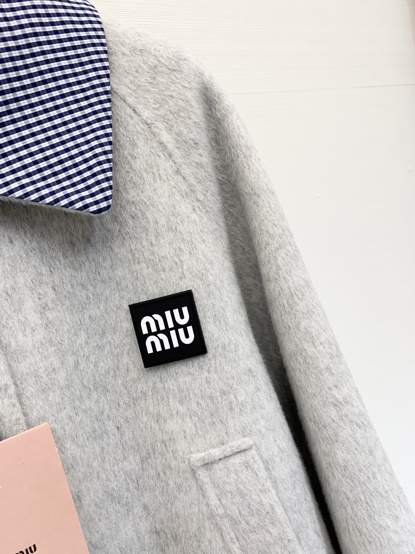 MIUMI* 🖤🤍25秋冬系列款 单排扣双面羊绒西服外套 选用10%羊绒90%羊毛混纺面料 经典格纹拼接