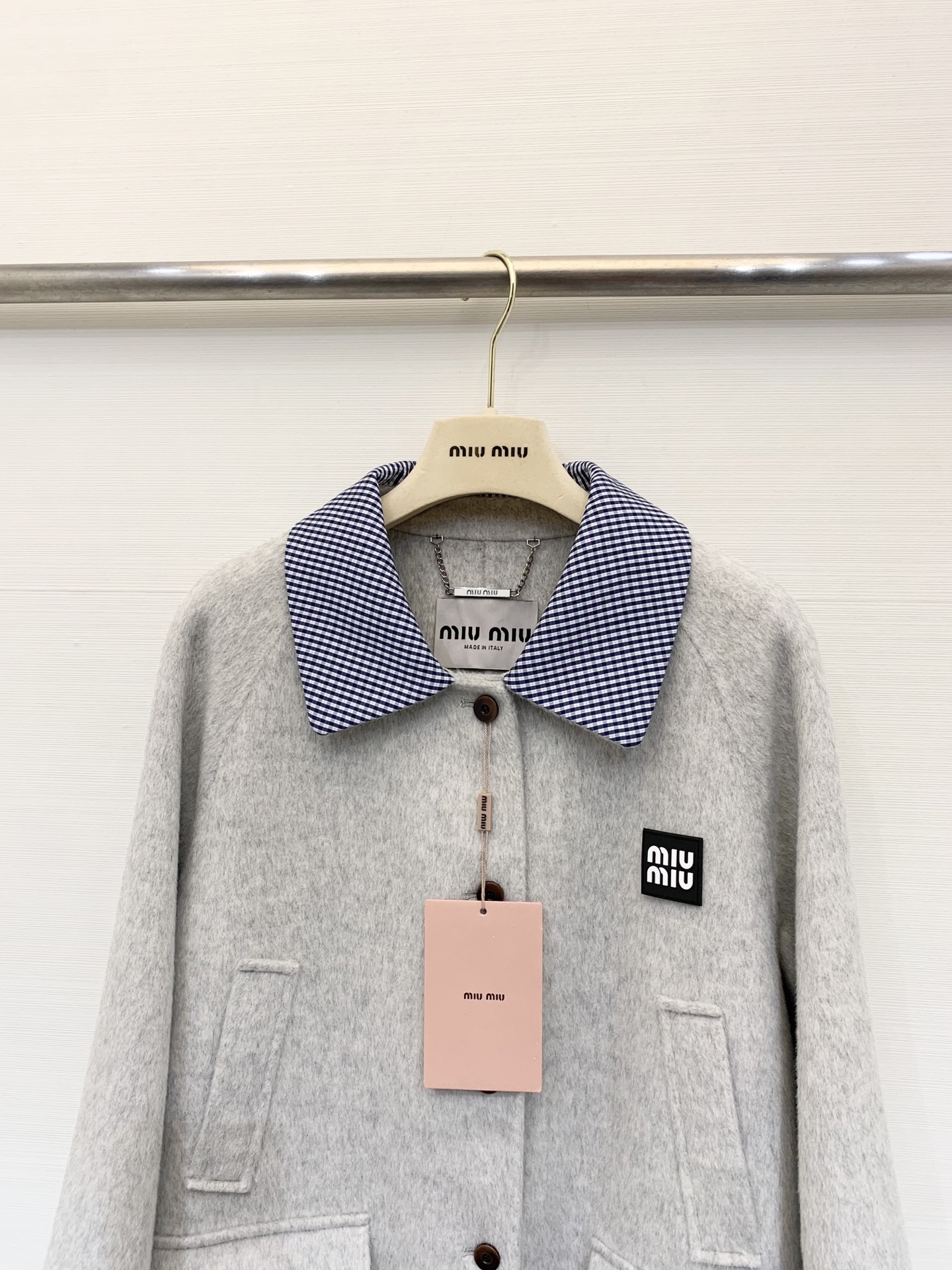 MIUMI* 🖤🤍25秋冬系列款 单排扣双面羊绒西服外套 选用10%羊绒90%羊毛混纺面料 经典格纹拼接