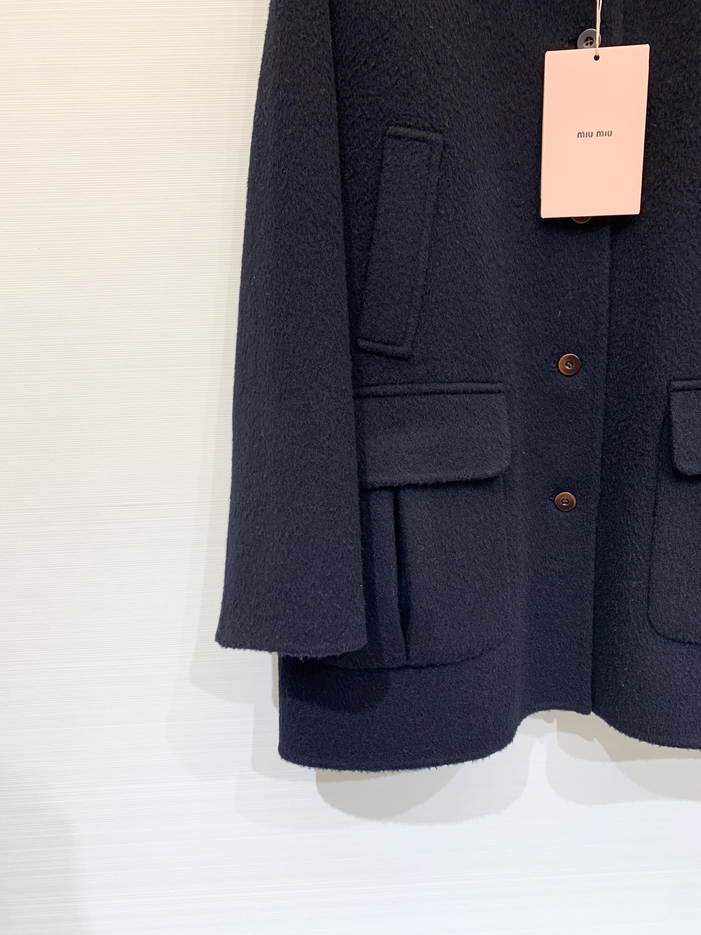 MIUMI* 🖤🤍25秋冬系列款 单排扣双面羊绒西服外套 选用10%羊绒90%羊毛混纺面料 经典格纹拼接