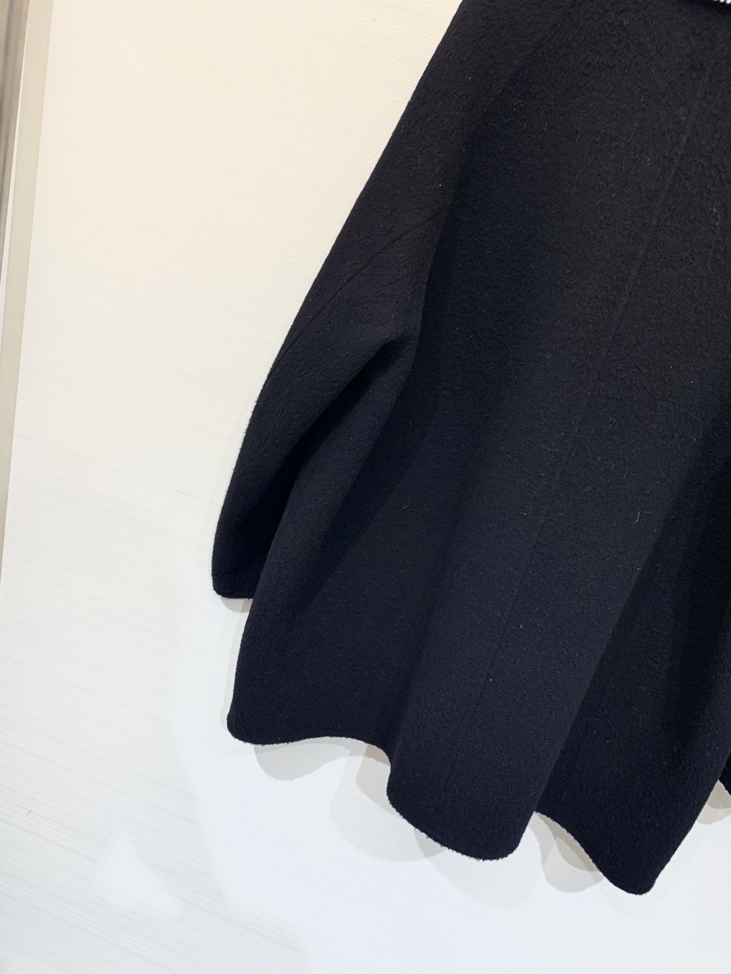 MIUMI* 🖤🤍25秋冬系列款 单排扣双面羊绒西服外套 选用10%羊绒90%羊毛混纺面料 经典格纹拼接