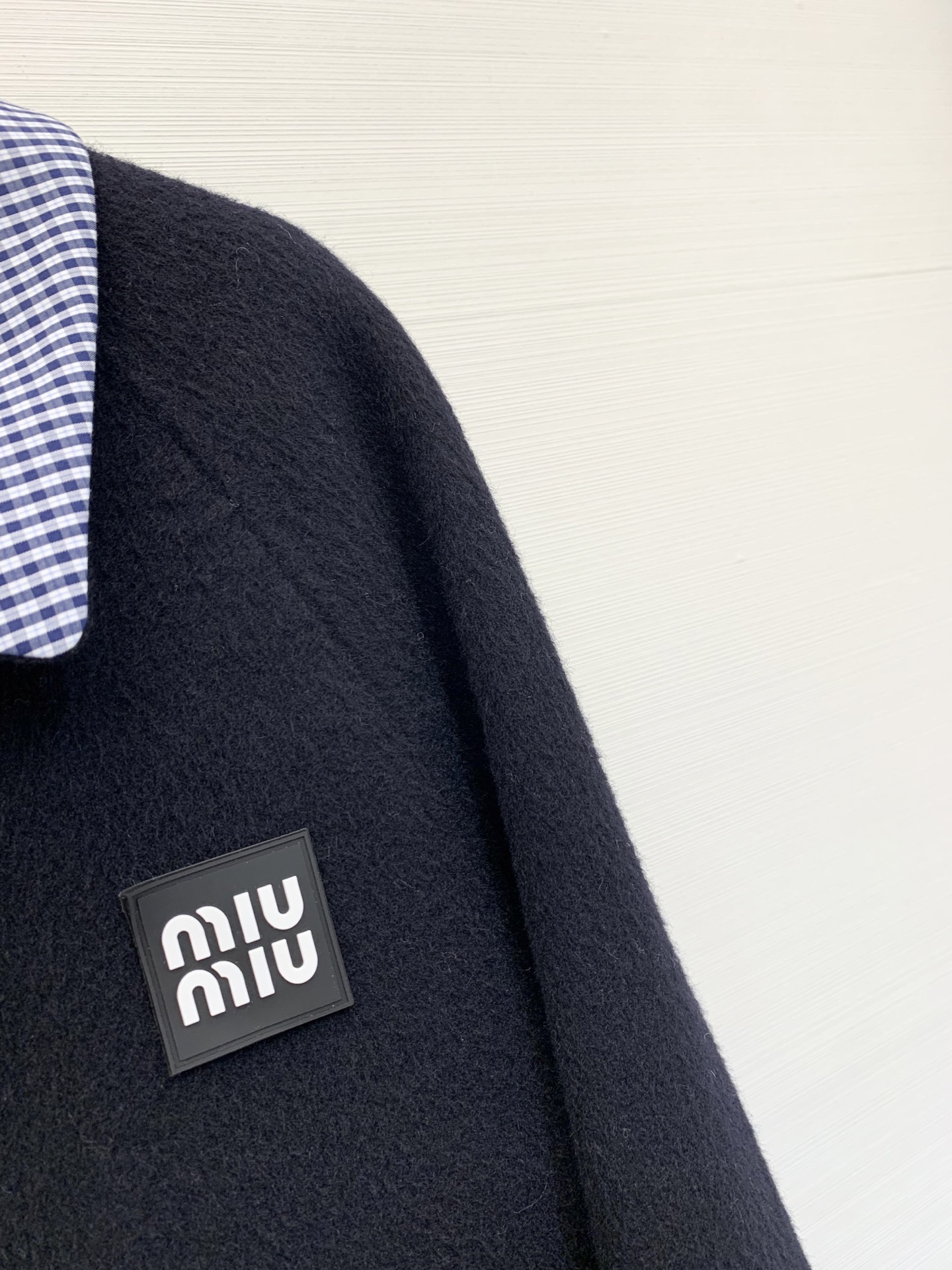MIUMI* 🖤🤍25秋冬系列款 单排扣双面羊绒西服外套 选用10%羊绒90%羊毛混纺面料 经典格纹拼接