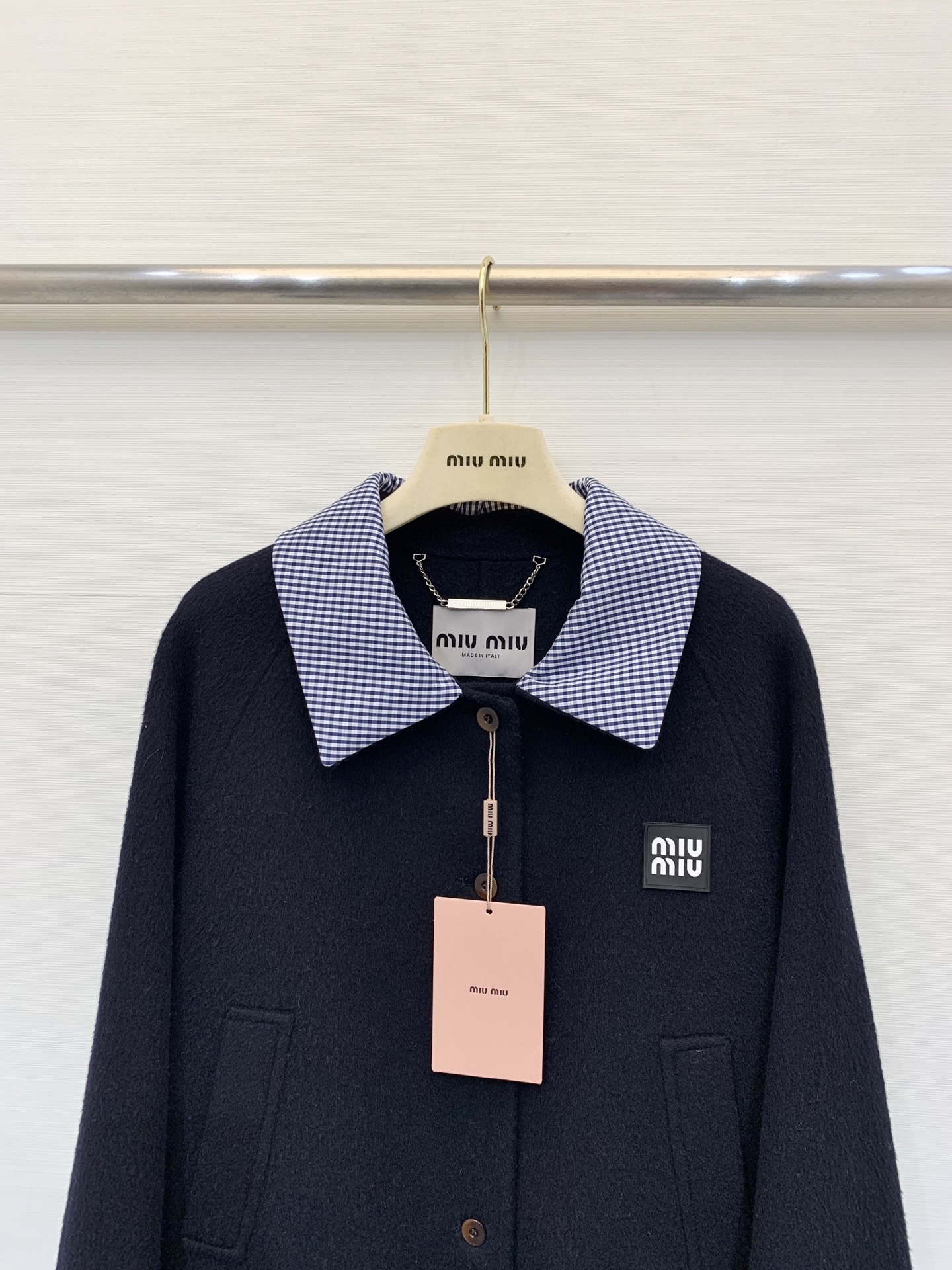 MIUMI* 🖤🤍25秋冬系列款 单排扣双面羊绒西服外套 选用10%羊绒90%羊毛混纺面料 经典格纹拼接