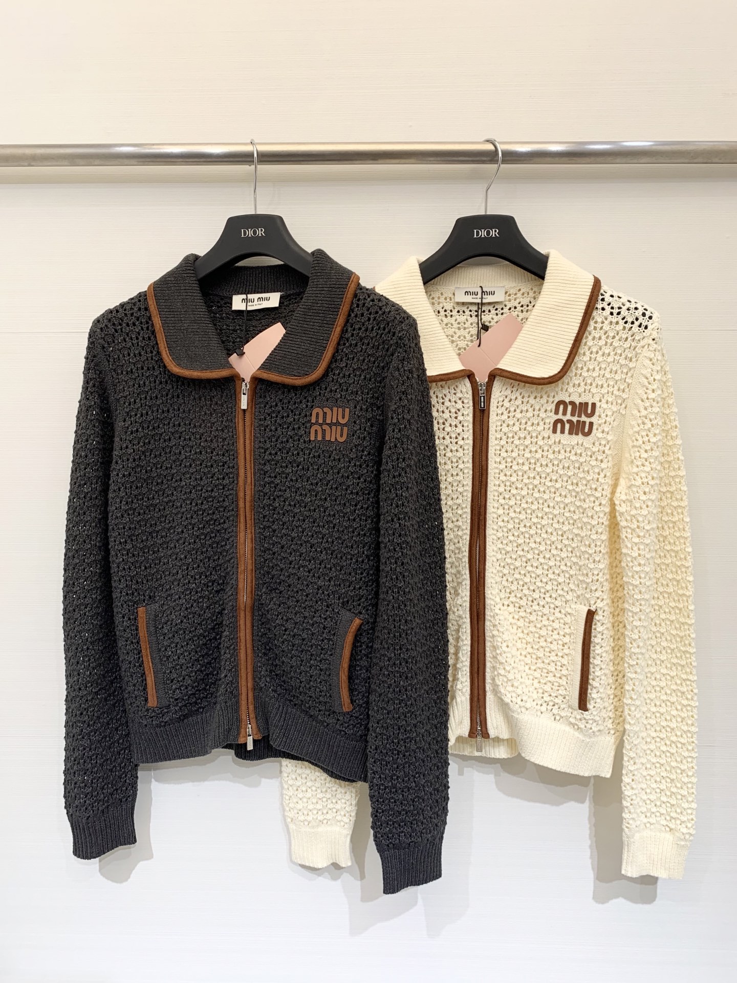 𝐌𝐢𝐮𝐦𝐢𝐮 𝟐𝟓秋冬新款 镂空拉链针织外套开衫款 Logo图案修饰点缀 上身高级氛围感🈵️🈵️ 2色s