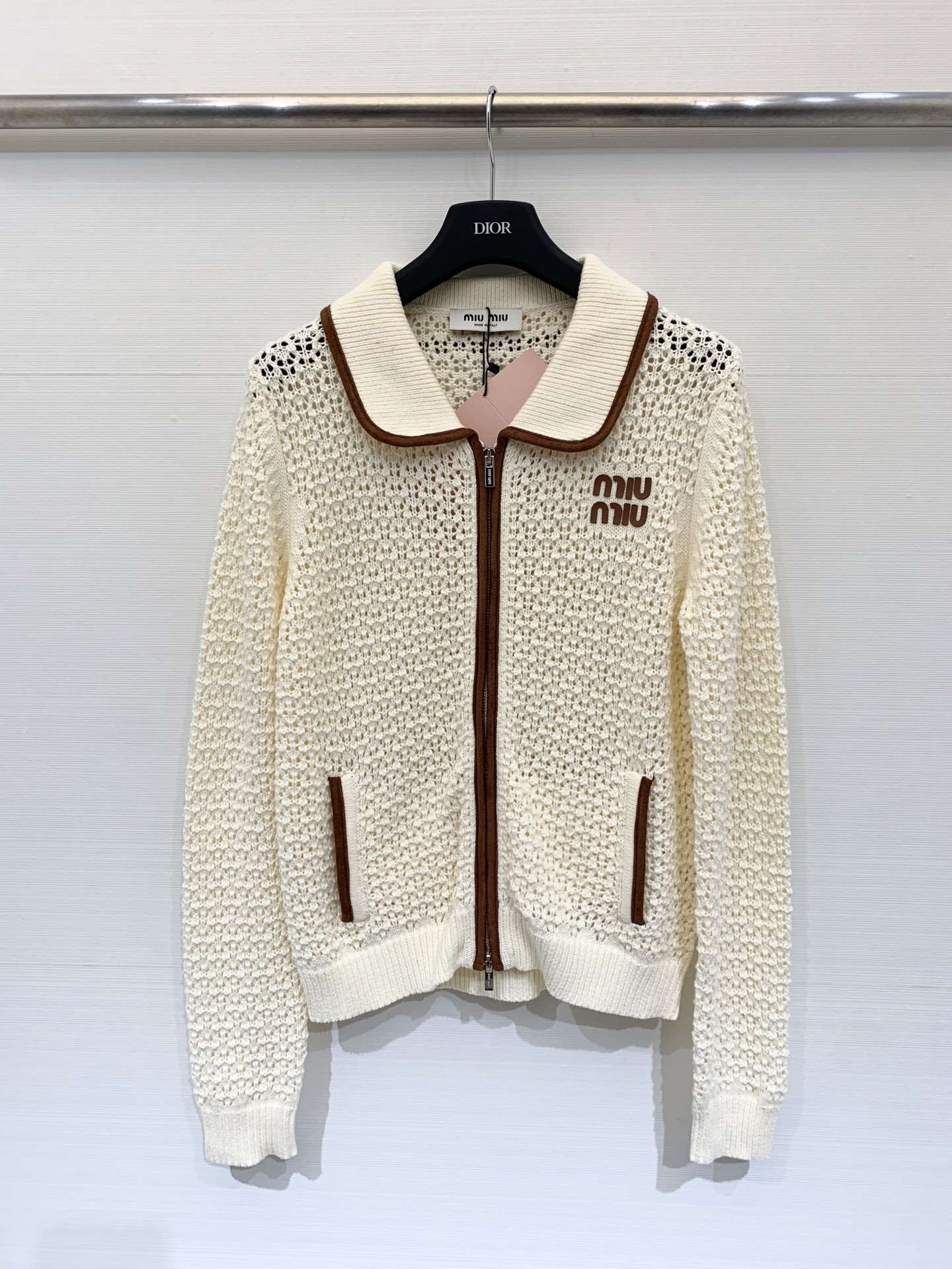 𝐌𝐢𝐮𝐦𝐢𝐮 𝟐𝟓秋冬新款 镂空拉链针织外套开衫款 Logo图案修饰点缀 上身高级氛围感🈵️🈵️ 2色s