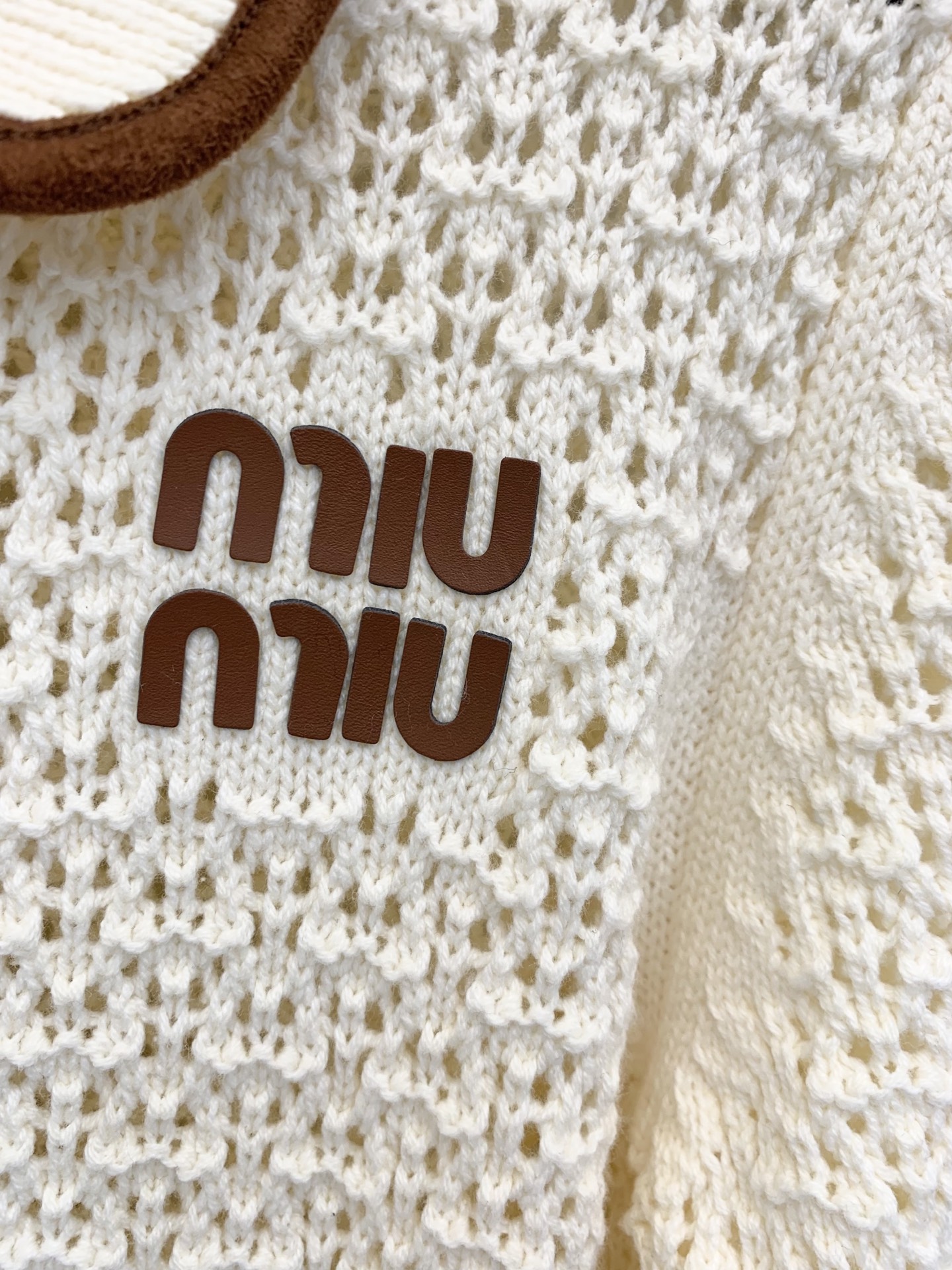 𝐌𝐢𝐮𝐦𝐢𝐮 𝟐𝟓秋冬新款 镂空拉链针织外套开衫款 Logo图案修饰点缀 上身高级氛围感🈵️🈵️ 2色s