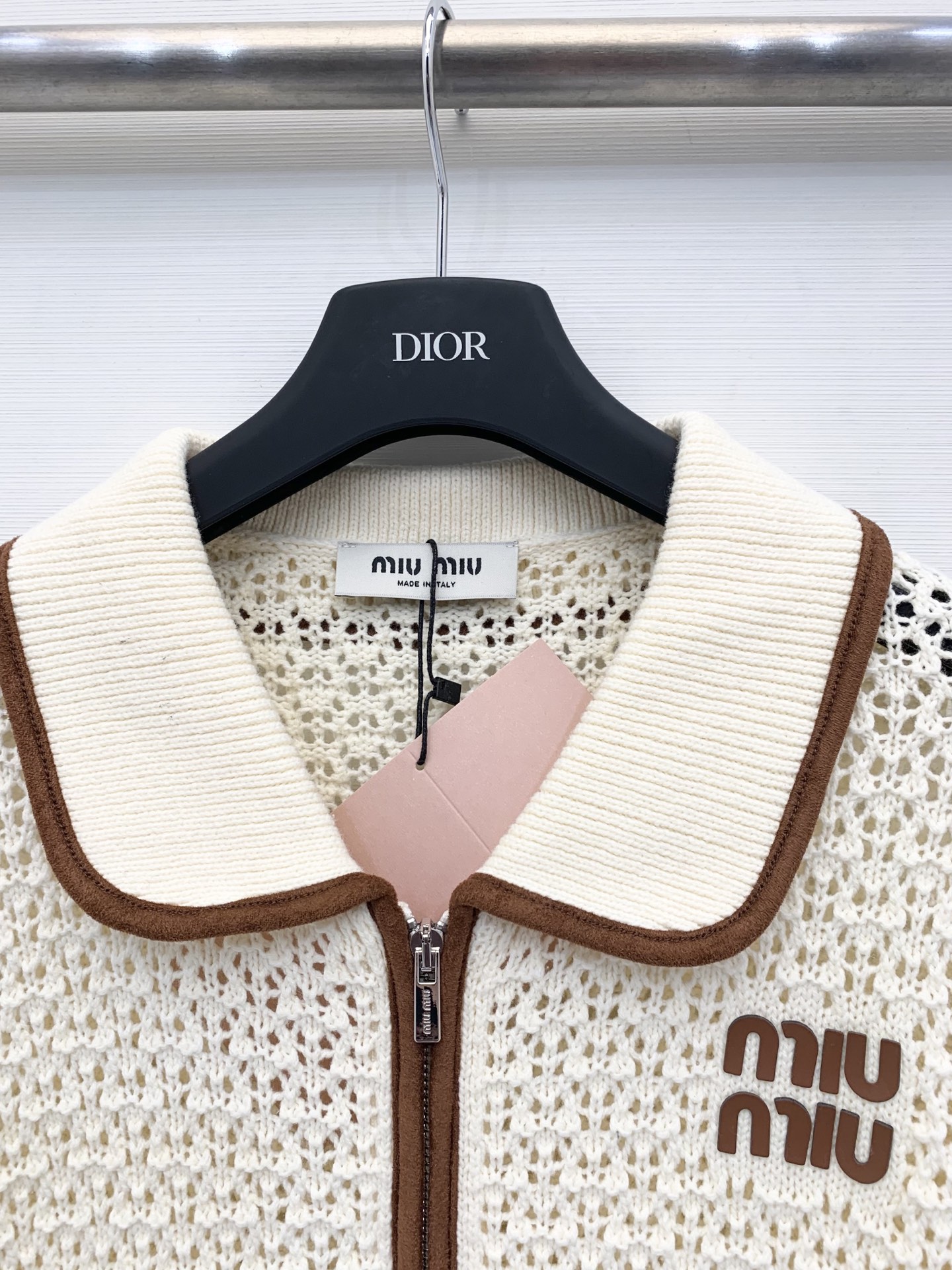 𝐌𝐢𝐮𝐦𝐢𝐮 𝟐𝟓秋冬新款 镂空拉链针织外套开衫款 Logo图案修饰点缀 上身高级氛围感🈵️🈵️ 2色s