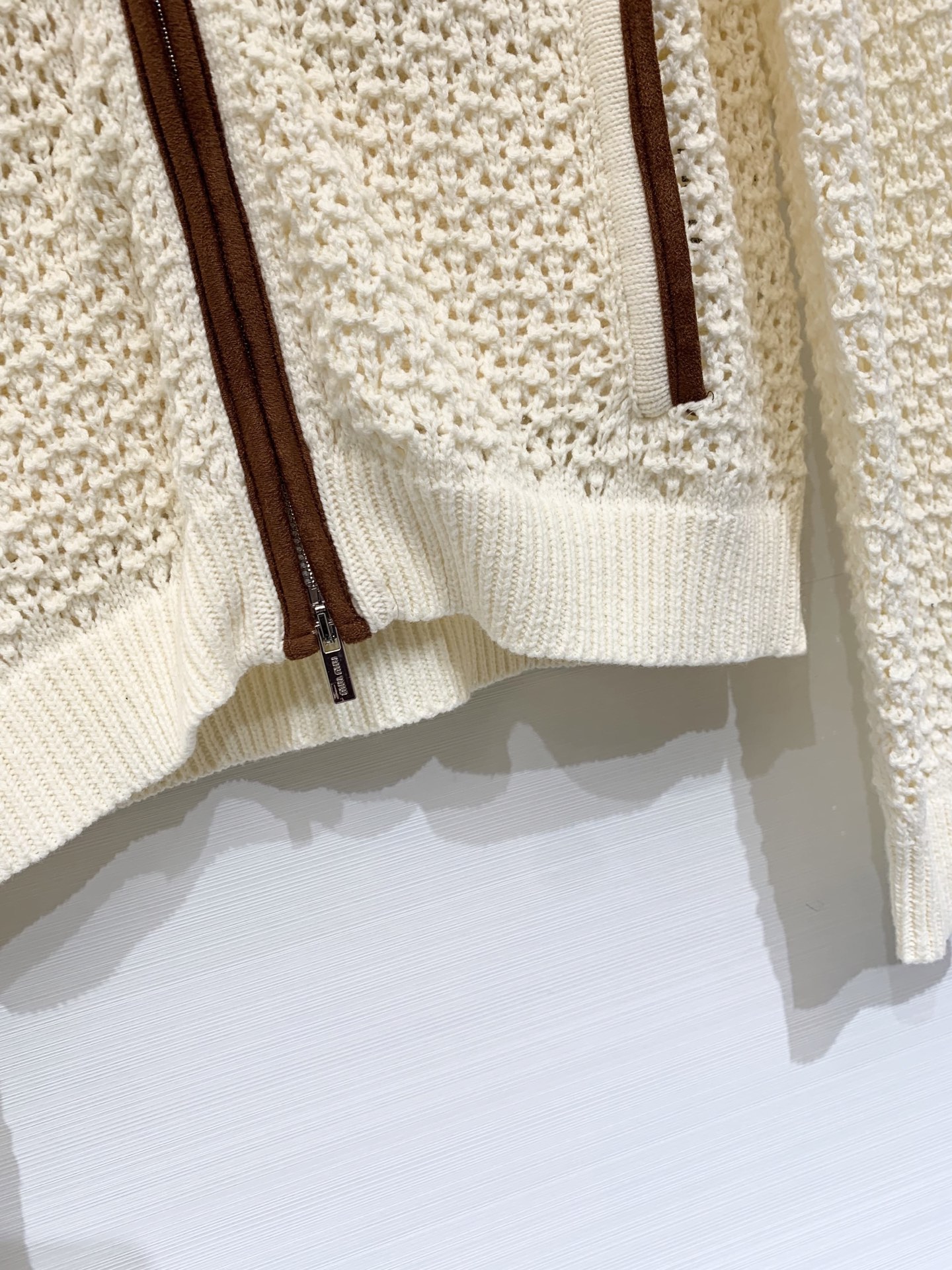 𝐌𝐢𝐮𝐦𝐢𝐮 𝟐𝟓秋冬新款 镂空拉链针织外套开衫款 Logo图案修饰点缀 上身高级氛围感🈵️🈵️ 2色s