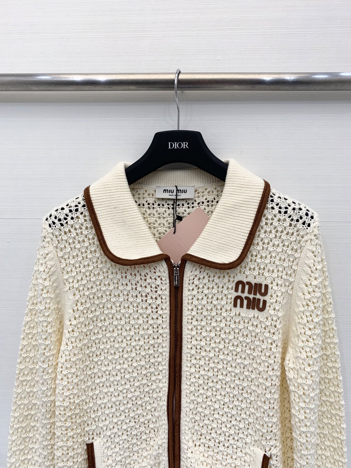 𝐌𝐢𝐮𝐦𝐢𝐮 𝟐𝟓秋冬新款 镂空拉链针织外套开衫款 Logo图案修饰点缀 上身高级氛围感🈵️🈵️ 2色s