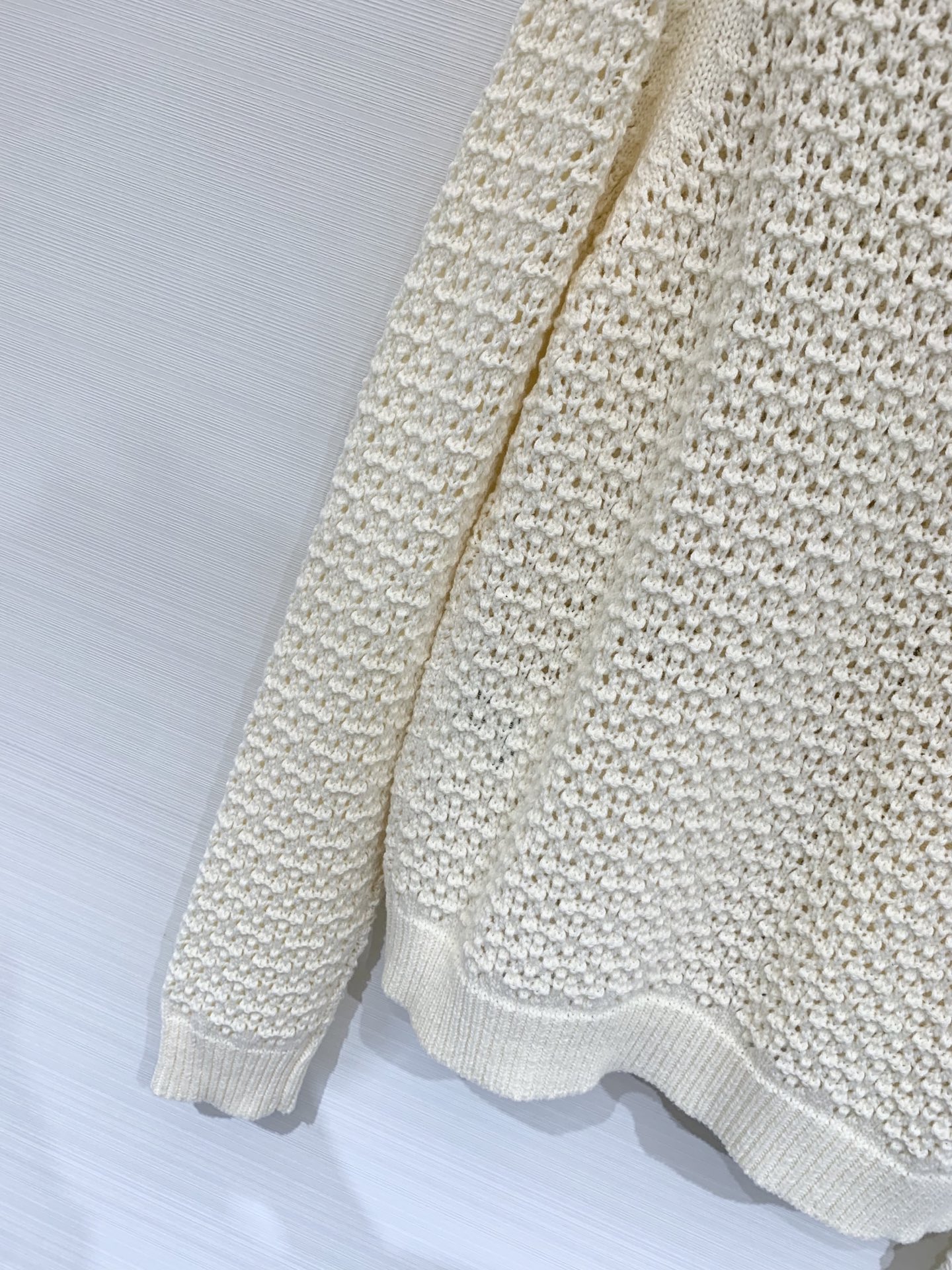 𝐌𝐢𝐮𝐦𝐢𝐮 𝟐𝟓秋冬新款 镂空拉链针织外套开衫款 Logo图案修饰点缀 上身高级氛围感🈵️🈵️ 2色s