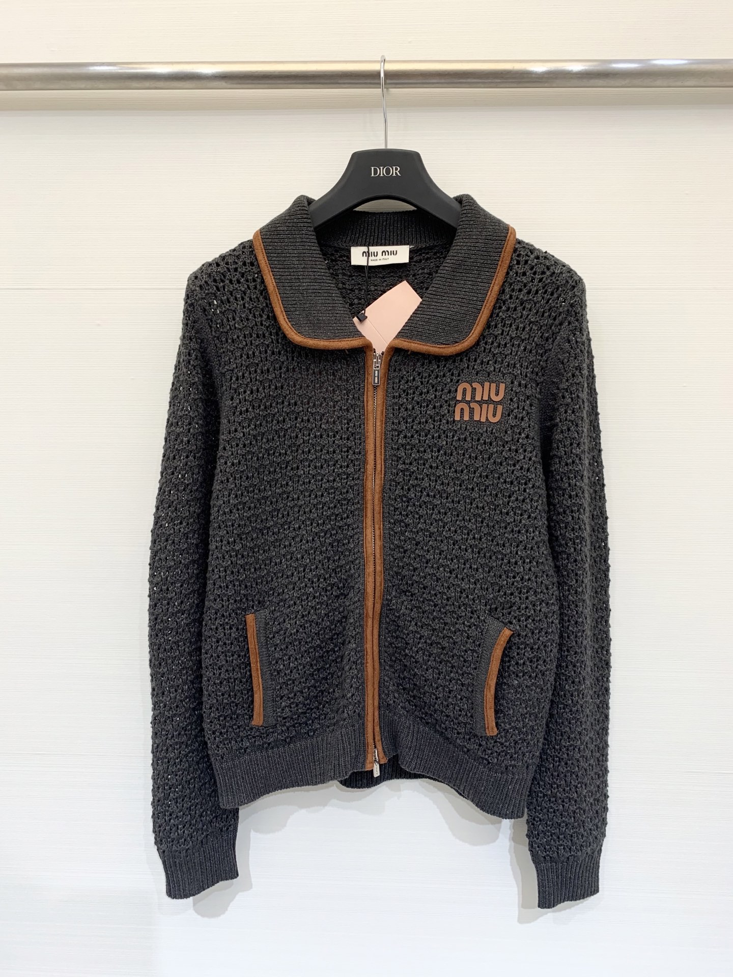 NO:500118,New autumn and winter style, hollow zipper knitted jacket cardigan style, logo pattern embellishment, high-end atmosphere, 2 colors sml,, jackets & coats,alexander wang19860909秋冬新款 镂空拉链针织外套开衫款 Logo图案修饰点缀 上身高级氛围感 2色sml,,jackets & coats,alexander wang,Women's clothing