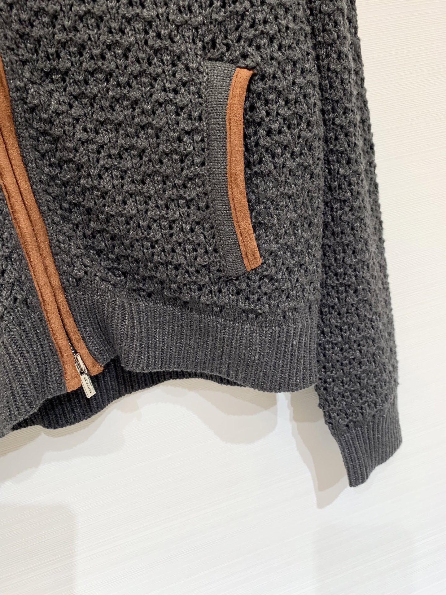 𝐌𝐢𝐮𝐦𝐢𝐮 𝟐𝟓秋冬新款 镂空拉链针织外套开衫款 Logo图案修饰点缀 上身高级氛围感🈵️🈵️ 2色s