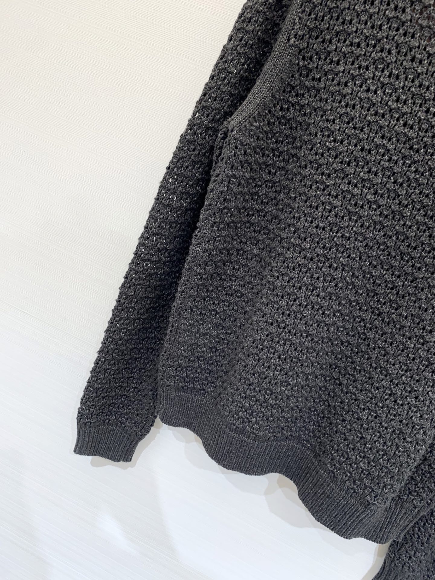 𝐌𝐢𝐮𝐦𝐢𝐮 𝟐𝟓秋冬新款 镂空拉链针织外套开衫款 Logo图案修饰点缀 上身高级氛围感🈵️🈵️ 2色s