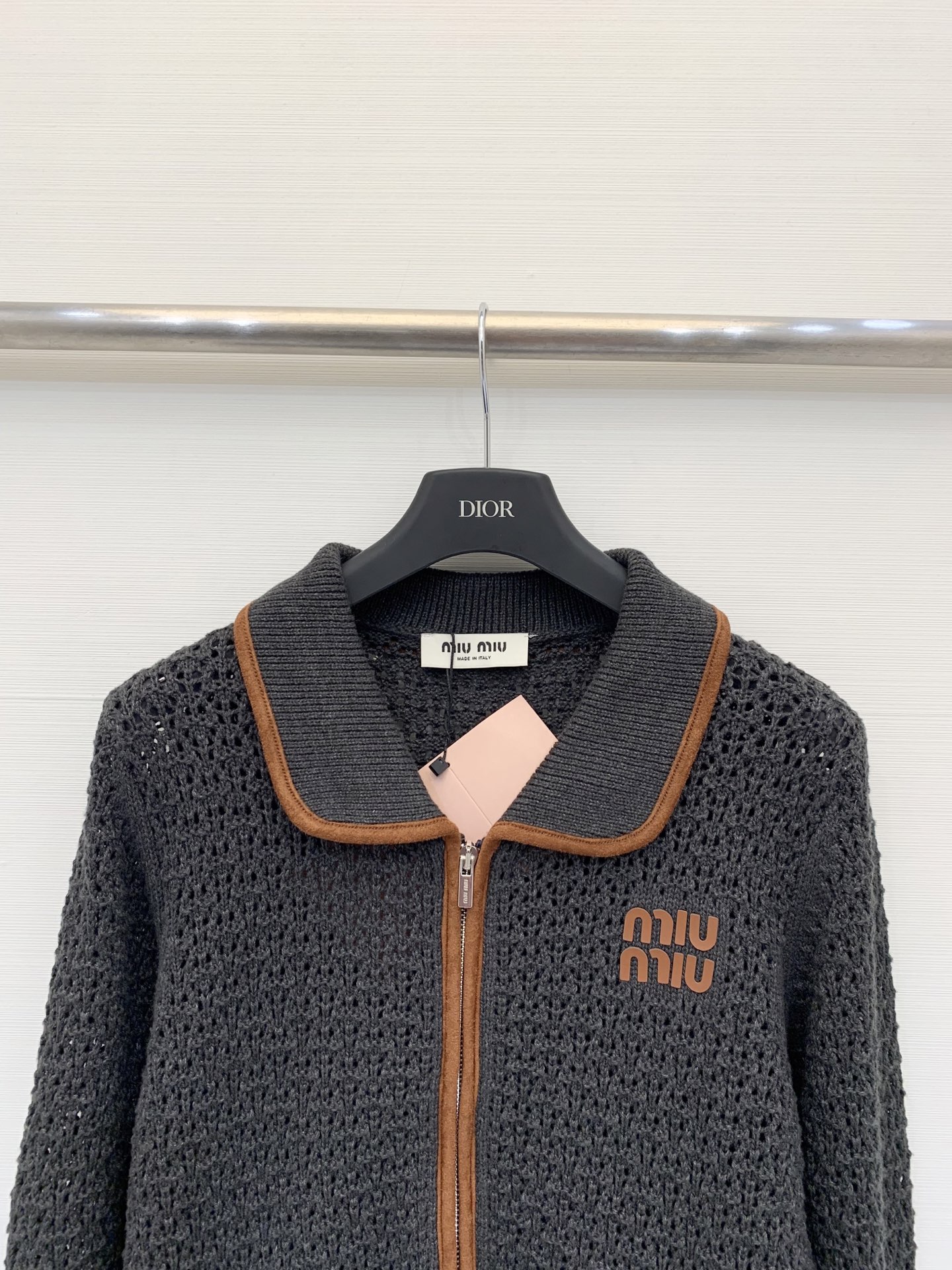 𝐌𝐢𝐮𝐦𝐢𝐮 𝟐𝟓秋冬新款 镂空拉链针织外套开衫款 Logo图案修饰点缀 上身高级氛围感🈵️🈵️ 2色s