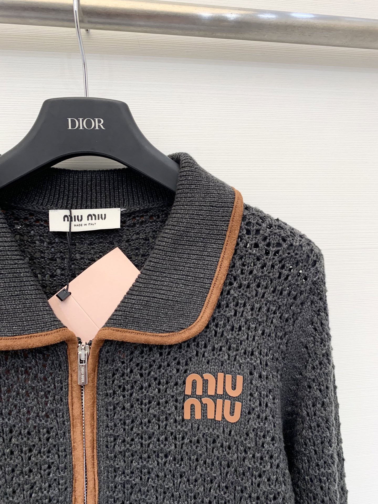 𝐌𝐢𝐮𝐦𝐢𝐮 𝟐𝟓秋冬新款 镂空拉链针织外套开衫款 Logo图案修饰点缀 上身高级氛围感🈵️🈵️ 2色s