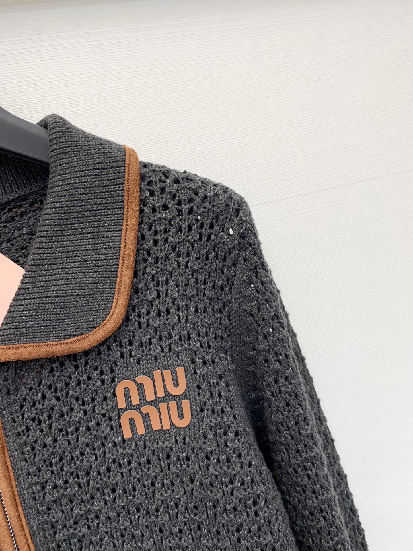 𝐌𝐢𝐮𝐦𝐢𝐮 𝟐𝟓秋冬新款 镂空拉链针织外套开衫款 Logo图案修饰点缀 上身高级氛围感🈵️🈵️ 2色s