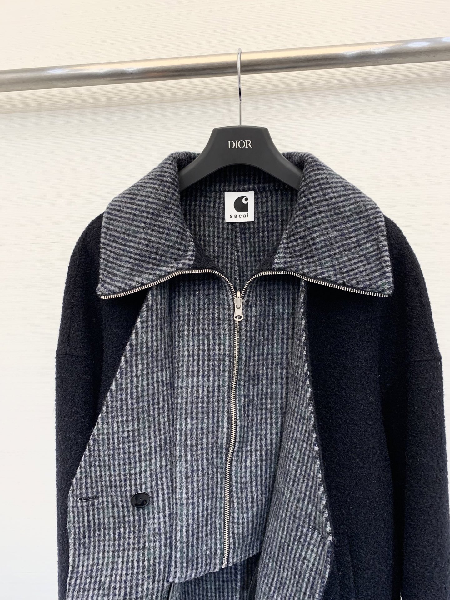 Sacai 25秋冬新款 假两件拼接拉链双面羊毛外套 定制颗粒感羊毛面料 内里拼接格纹假两件设计 两粒扣