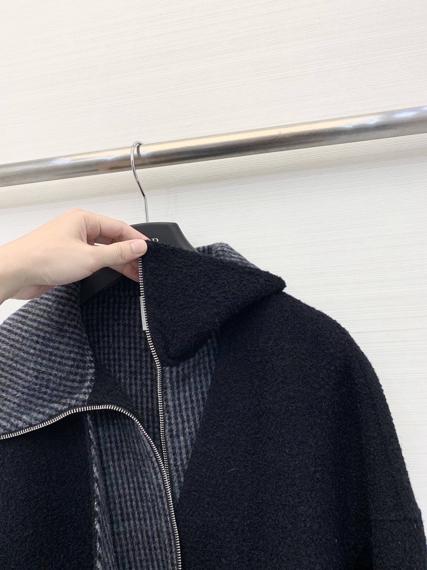 Sacai 25秋冬新款 假两件拼接拉链双面羊毛外套 定制颗粒感羊毛面料 内里拼接格纹假两件设计 两粒扣