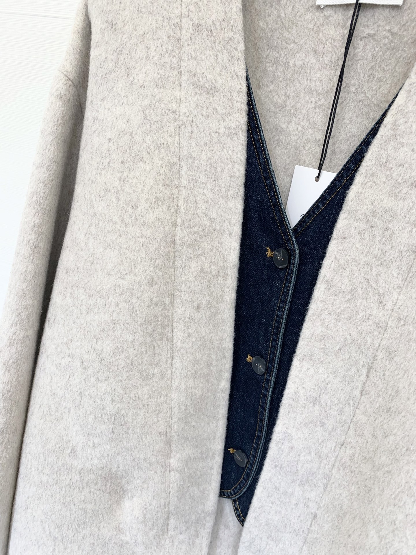 MM6 25秋冬新款 牛仔马甲拼假两件双面羊毛外套 非常独特的牛仔拼接设计 看似马甲搭配外套 实则假两件