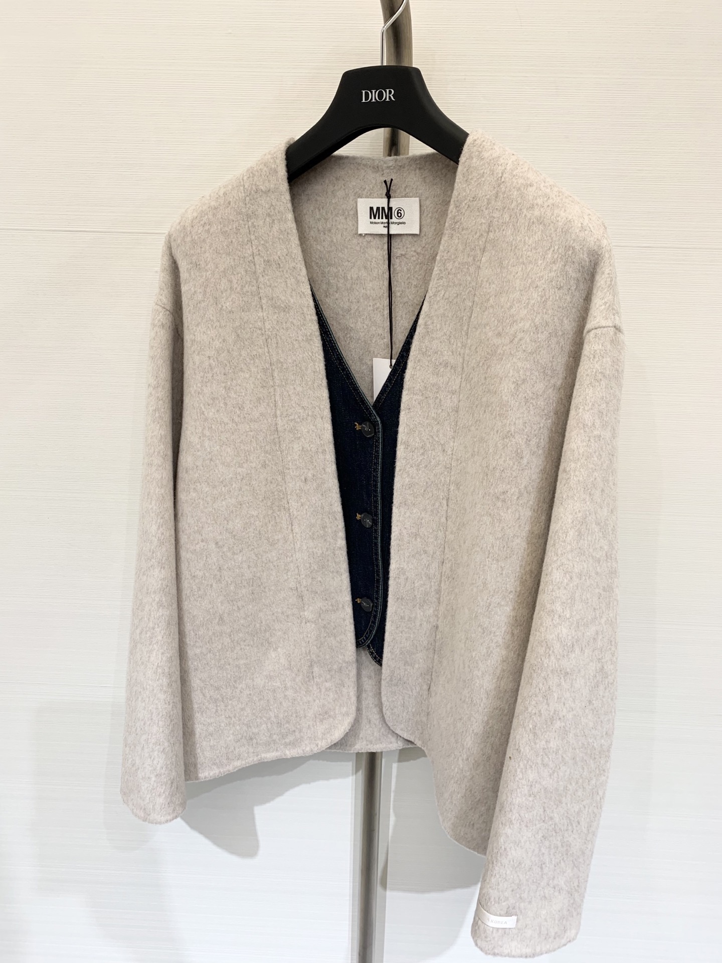 MM6 25秋冬新款 牛仔马甲拼假两件双面羊毛外套 非常独特的牛仔拼接设计 看似马甲搭配外套 实则假两件