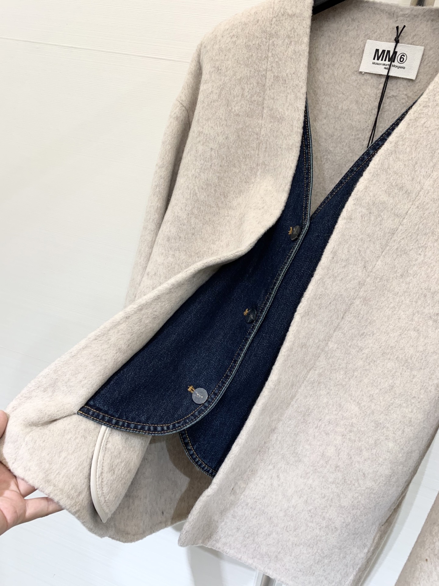 MM6 25秋冬新款 牛仔马甲拼假两件双面羊毛外套 非常独特的牛仔拼接设计 看似马甲搭配外套 实则假两件