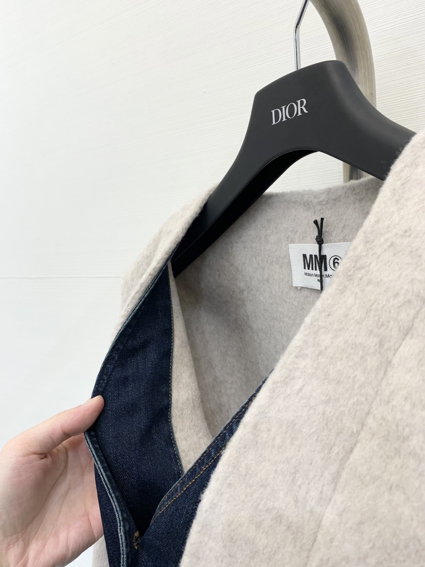 MM6 25秋冬新款 牛仔马甲拼假两件双面羊毛外套 非常独特的牛仔拼接设计 看似马甲搭配外套 实则假两件