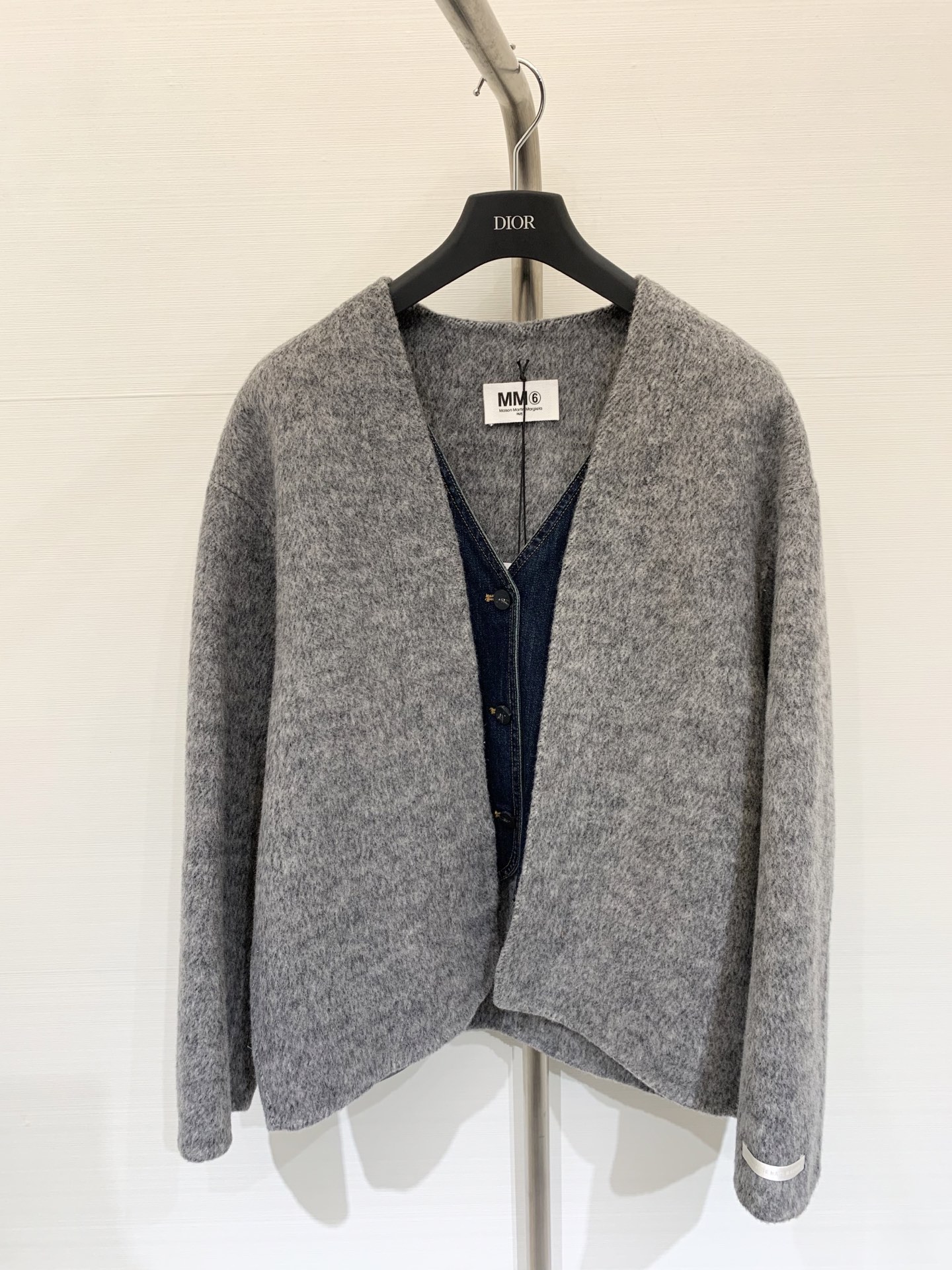 NO:500124,MM6 25 autumn and winter new style denim vest two-piece double-sided wool jacket very unique denim splicing design. It seems that the vest is paired with a jacket, but it is actually fake two-piece outfit. It is full of fashionable and high-end sense. Two-color sml,,masion margiela,jackets & coats,alexander wang19860909MM6 25秋冬新款 牛仔马甲拼假两件双面羊毛外套 非常独特的牛仔拼接设计 看似马甲搭配外套 实则假两件穿搭 时髦高级感满满 两色sml,,masion margiela,jackets & coats,alexander wang,Women's clothing