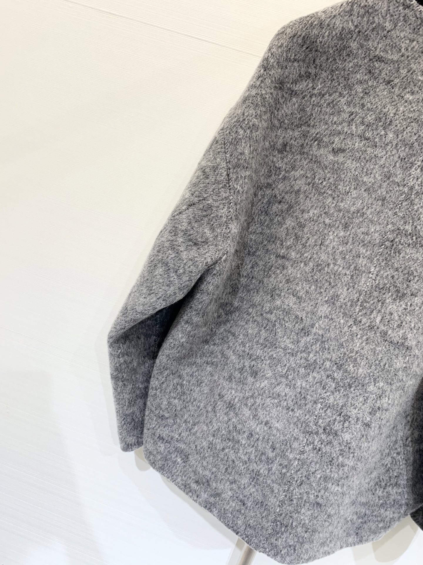 MM6 25秋冬新款 牛仔马甲拼假两件双面羊毛外套 非常独特的牛仔拼接设计 看似马甲搭配外套 实则假两件