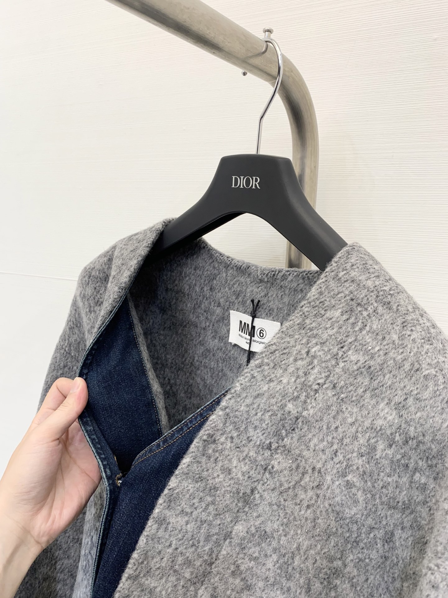 MM6 25秋冬新款 牛仔马甲拼假两件双面羊毛外套 非常独特的牛仔拼接设计 看似马甲搭配外套 实则假两件