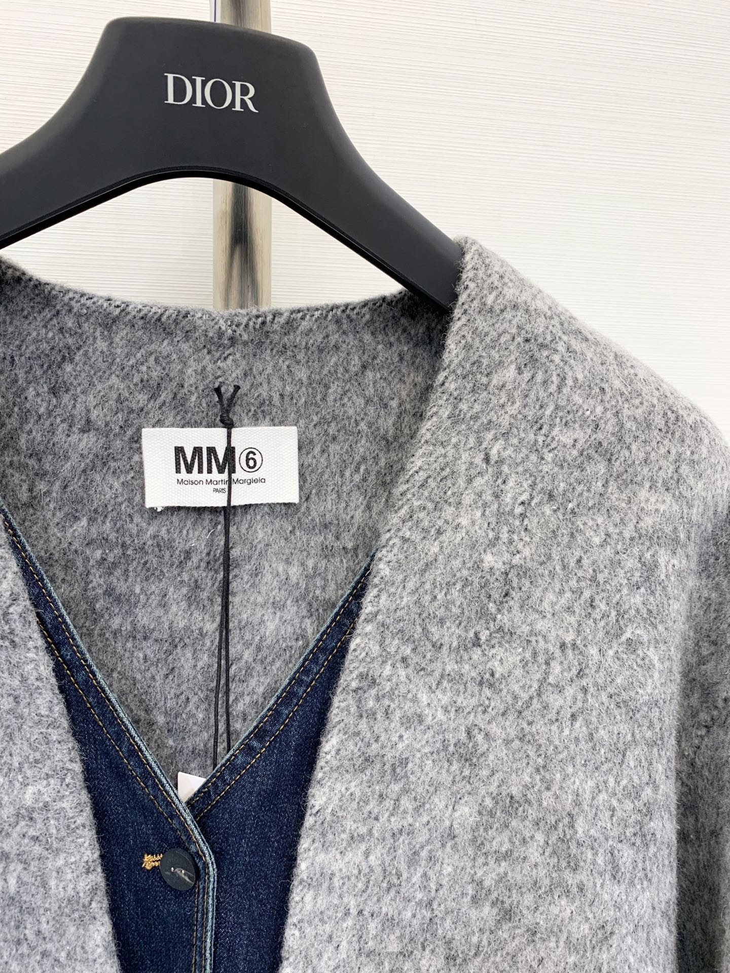 MM6 25秋冬新款 牛仔马甲拼假两件双面羊毛外套 非常独特的牛仔拼接设计 看似马甲搭配外套 实则假两件