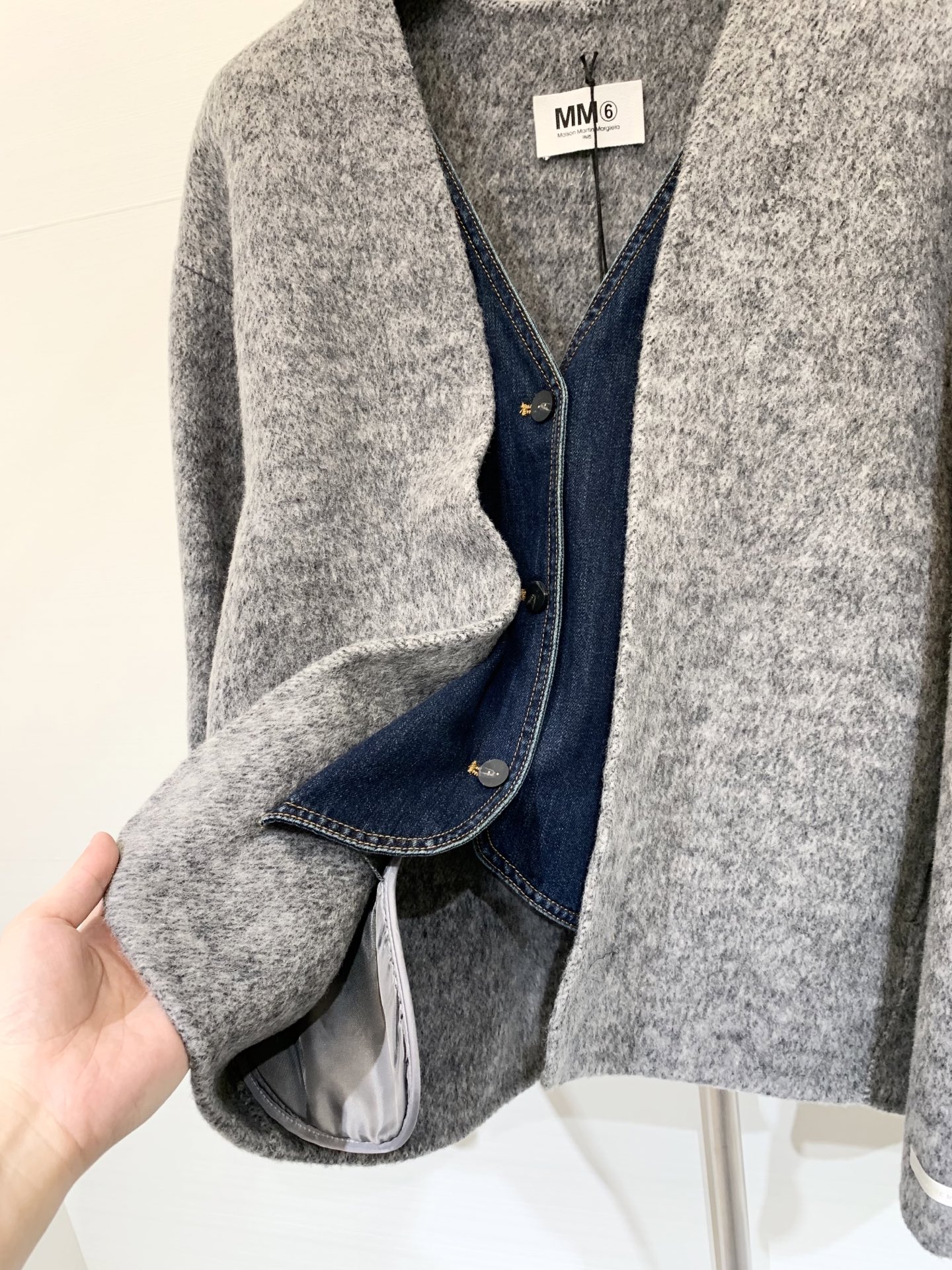 MM6 25秋冬新款 牛仔马甲拼假两件双面羊毛外套 非常独特的牛仔拼接设计 看似马甲搭配外套 实则假两件