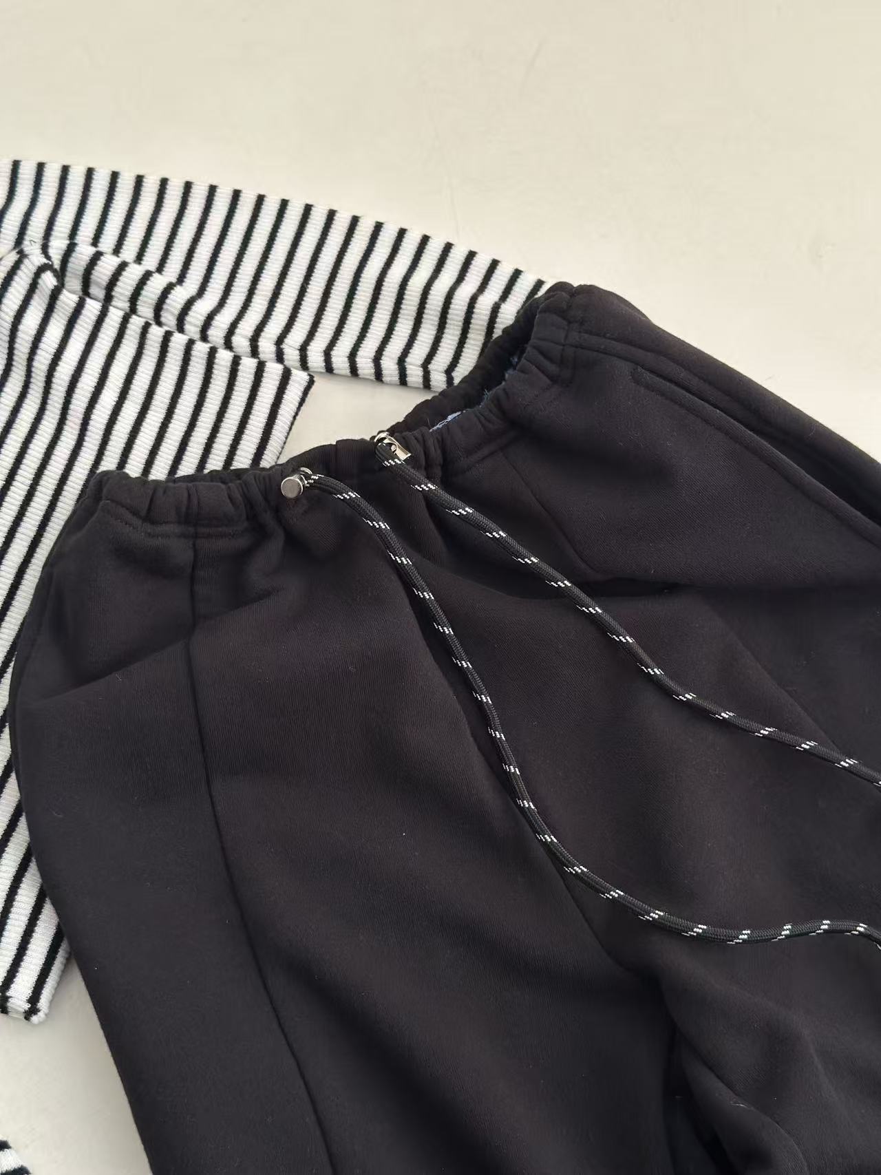 MM6 2025秋季新款 休闲百搭阔腿抽绳卫裤 抽绳系成蝴蝶结打造高腰线 腰头自然磨破工艺 凌乱美感十足