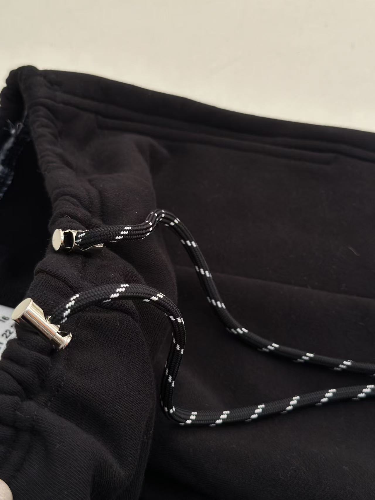 MM6 2025秋季新款 休闲百搭阔腿抽绳卫裤 抽绳系成蝴蝶结打造高腰线 腰头自然磨破工艺 凌乱美感十足