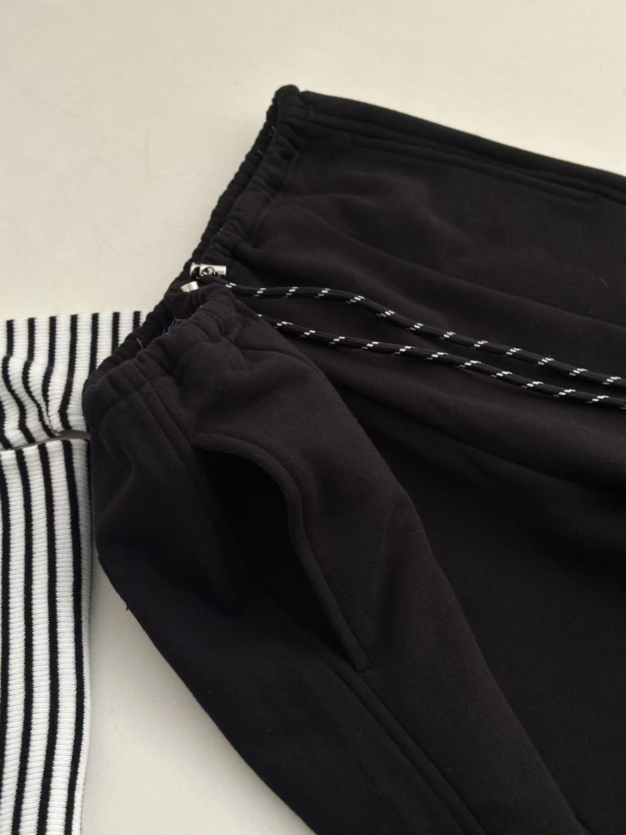 MM6 2025秋季新款 休闲百搭阔腿抽绳卫裤 抽绳系成蝴蝶结打造高腰线 腰头自然磨破工艺 凌乱美感十足