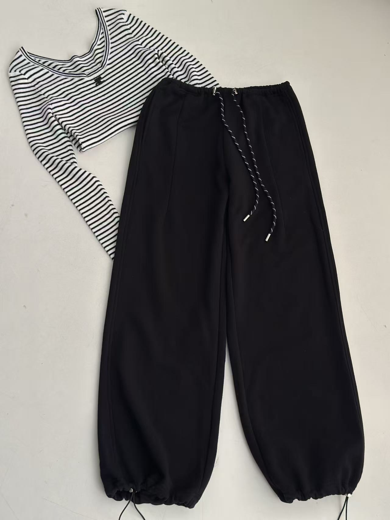 NO:500096,MM6 2025 autumn new style casual and versatile wide-leg drawstring trousers. Drawstring is tied into a bow to create a high waistline. The waist is naturally worn and broken. It is full of messy and beautiful. Some hair running is normal. The normal design is sml,,masion margiela,alexander wang19860909MM6 2025秋季新款 休闲百搭阔腿抽绳卫裤 抽绳系成蝴蝶结打造高腰线 腰头自然磨破工艺 凌乱美感十足 部分跑毛属于正常现象 正常设计所在 码数sml,,masion margiela,alexander wang,Women's clothing