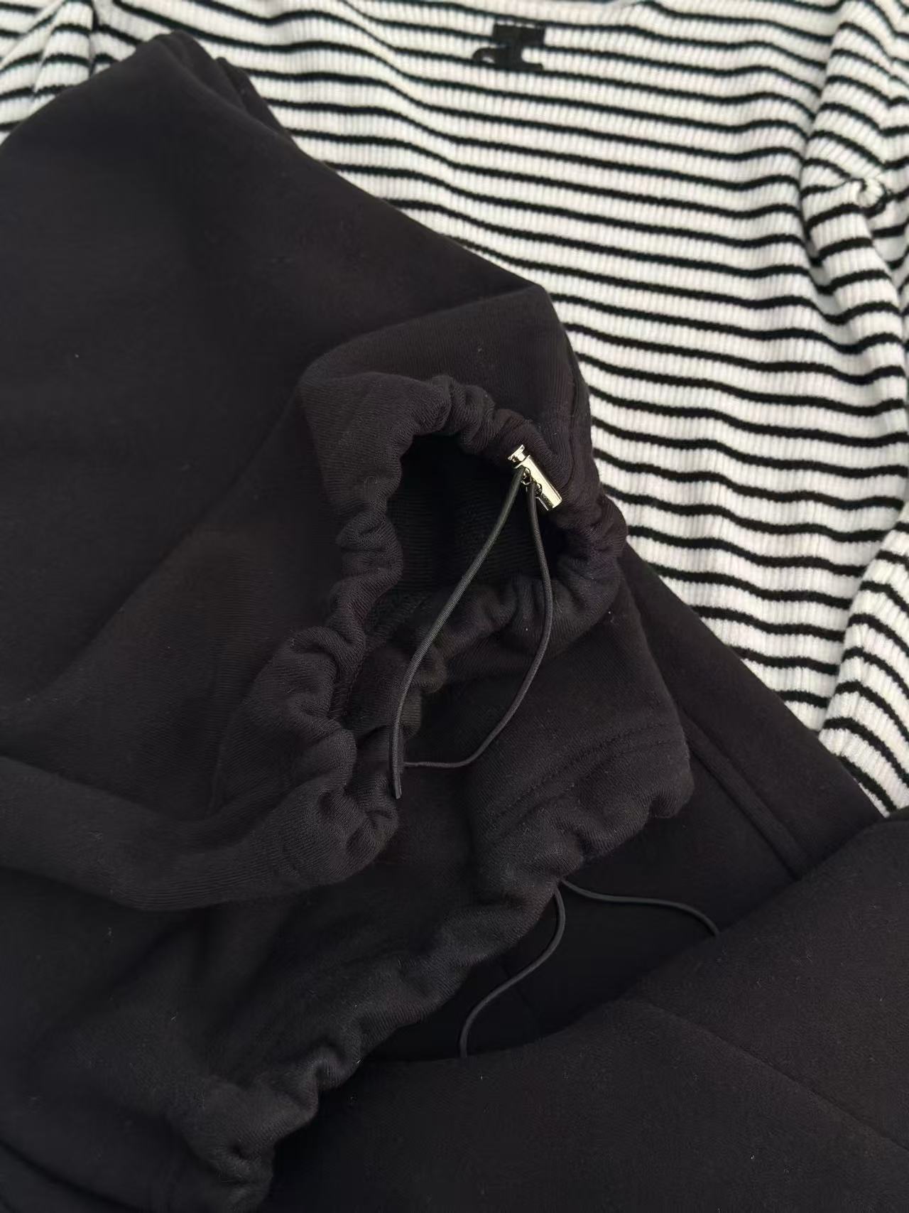 MM6 2025秋季新款 休闲百搭阔腿抽绳卫裤 抽绳系成蝴蝶结打造高腰线 腰头自然磨破工艺 凌乱美感十足