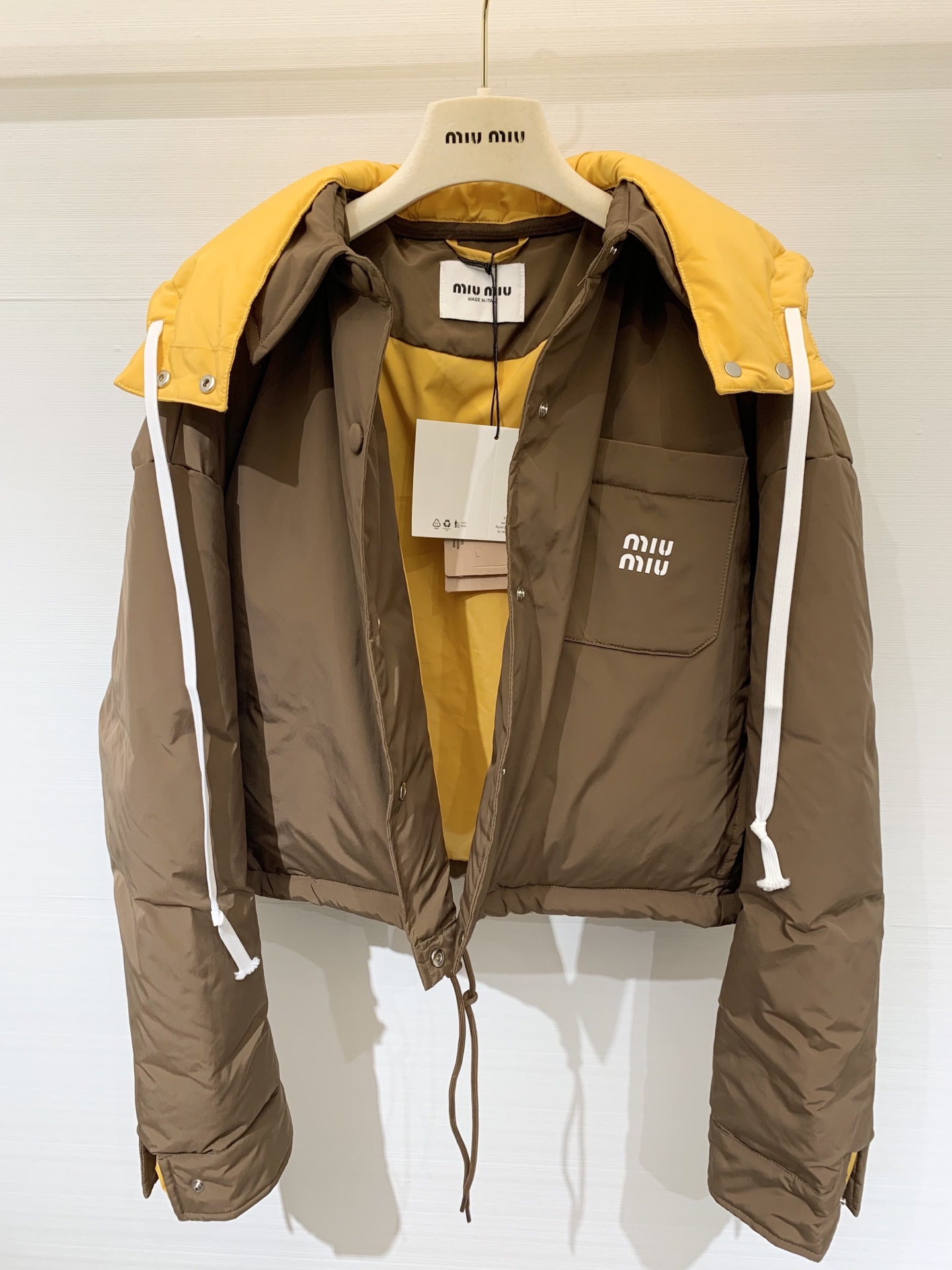 MIUMI* 25秋冬新款 可拆卸连帽翻领羽绒服外套 深棕主色调复古又高级 亮黄色连帽部分瞬间点亮整体 