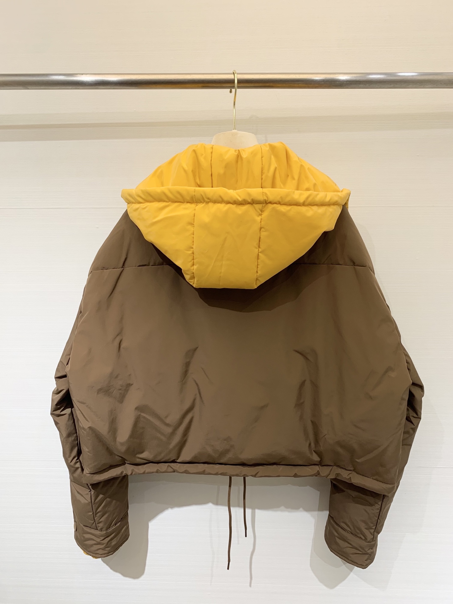 MIUMI* 25秋冬新款 可拆卸连帽翻领羽绒服外套 深棕主色调复古又高级 亮黄色连帽部分瞬间点亮整体 