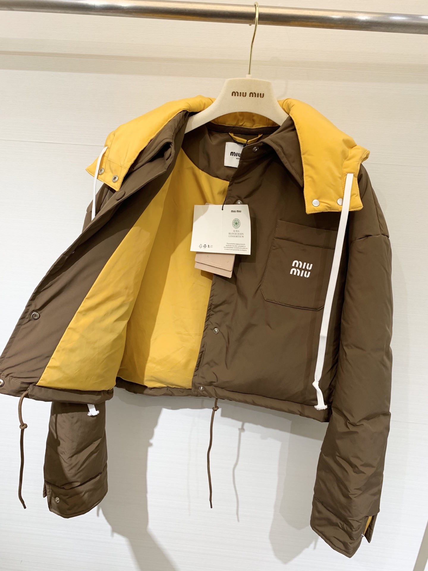 MIUMI* 25秋冬新款 可拆卸连帽翻领羽绒服外套 深棕主色调复古又高级 亮黄色连帽部分瞬间点亮整体 