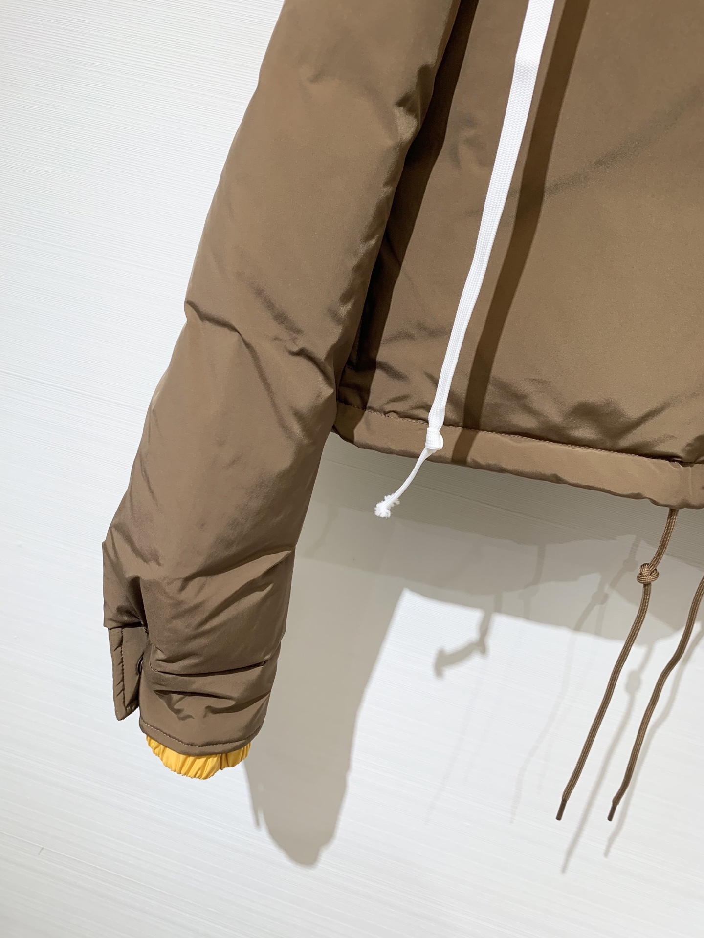 MIUMI* 25秋冬新款 可拆卸连帽翻领羽绒服外套 深棕主色调复古又高级 亮黄色连帽部分瞬间点亮整体 