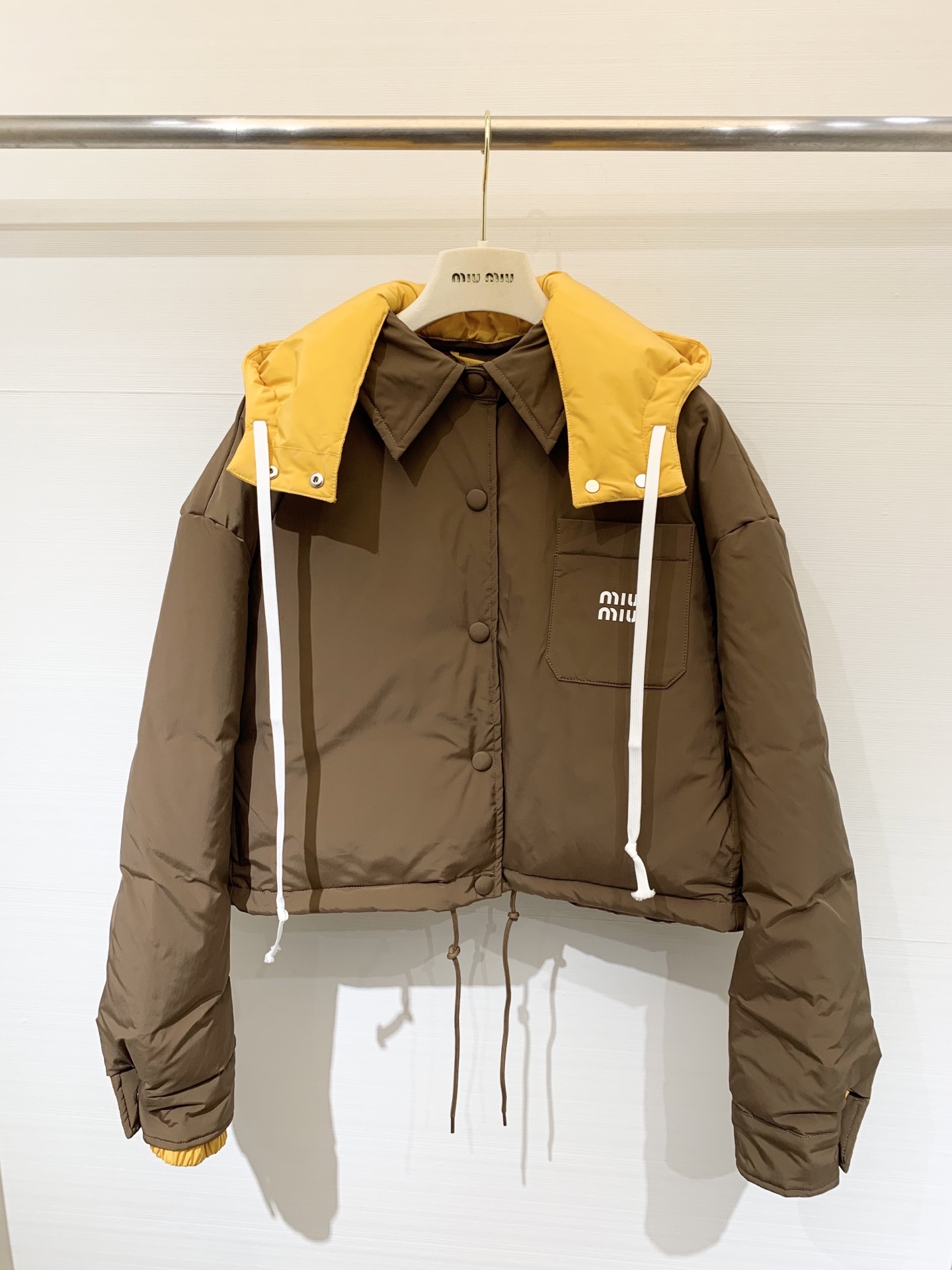 MIUMI* 25秋冬新款 可拆卸连帽翻领羽绒服外套 深棕主色调复古又高级 亮黄色连帽部分瞬间点亮整体 