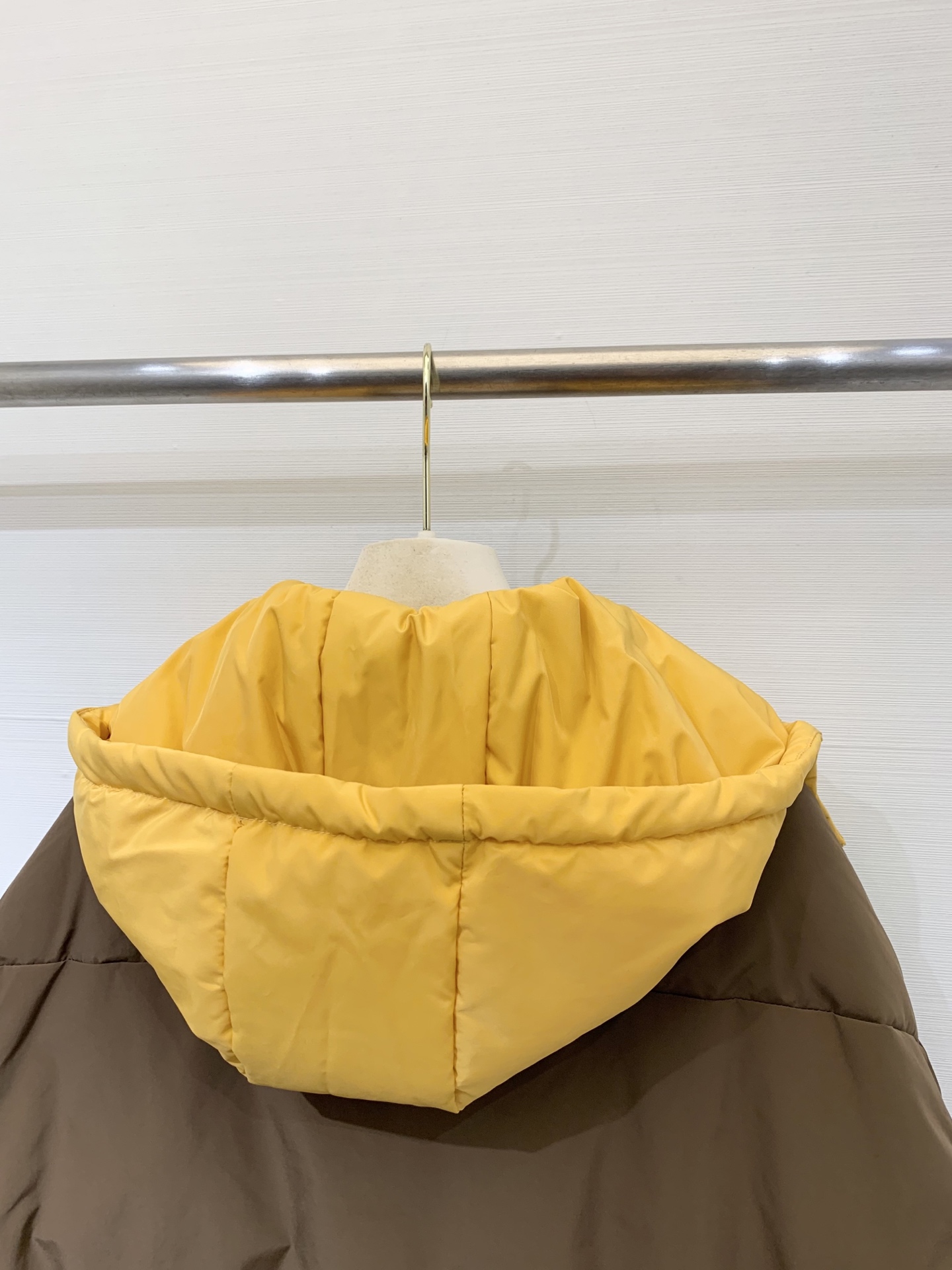 MIUMI* 25秋冬新款 可拆卸连帽翻领羽绒服外套 深棕主色调复古又高级 亮黄色连帽部分瞬间点亮整体 