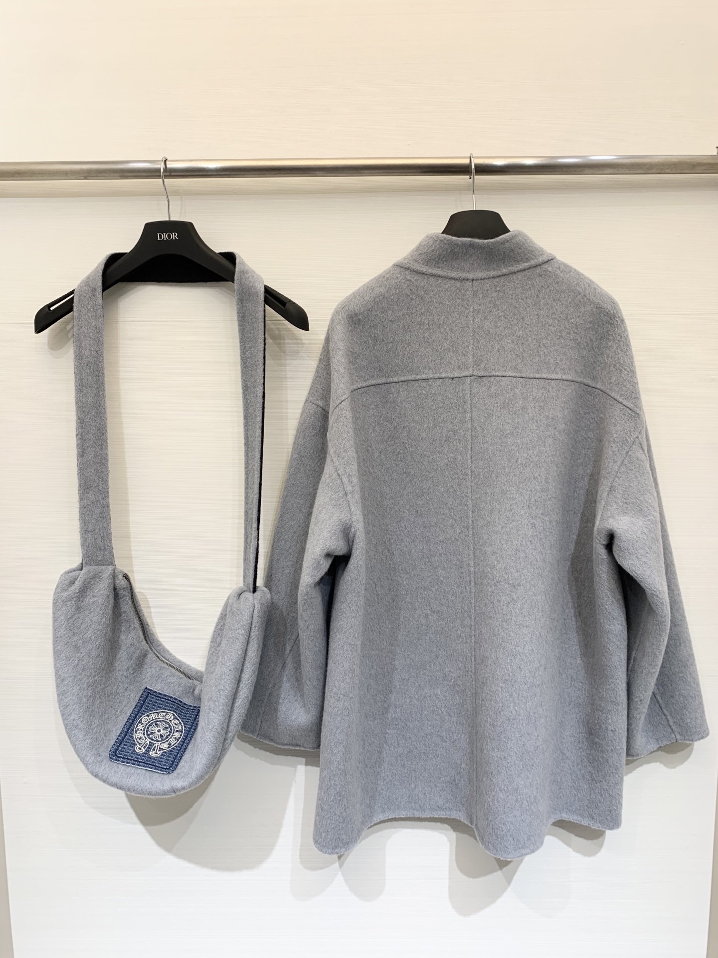 CH克罗心 25秋冬新款 配包包双面羊毛大衣 中长款版型单排扣 AB面双色效果 佩戴包包点缀牛仔logo