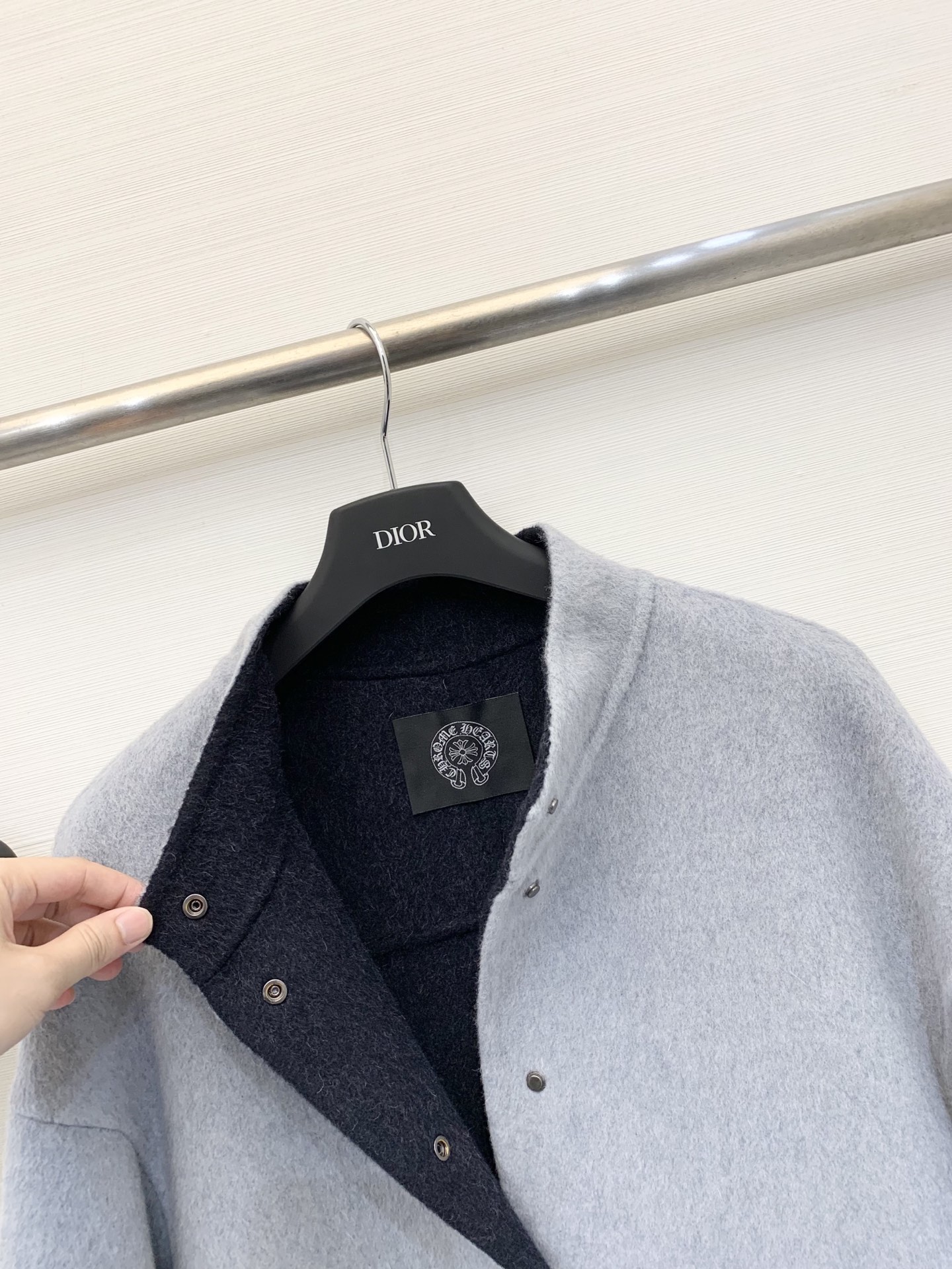 CH克罗心 25秋冬新款 配包包双面羊毛大衣 中长款版型单排扣 AB面双色效果 佩戴包包点缀牛仔logo