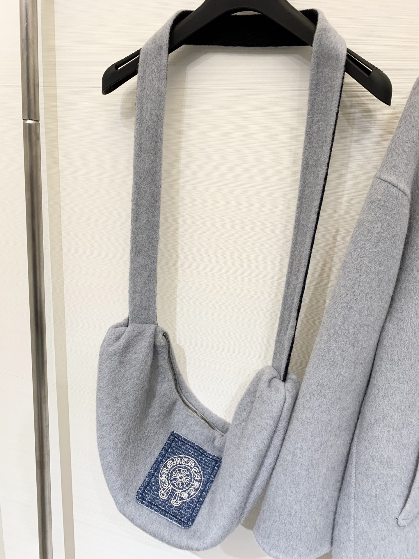 CH克罗心 25秋冬新款 配包包双面羊毛大衣 中长款版型单排扣 AB面双色效果 佩戴包包点缀牛仔logo