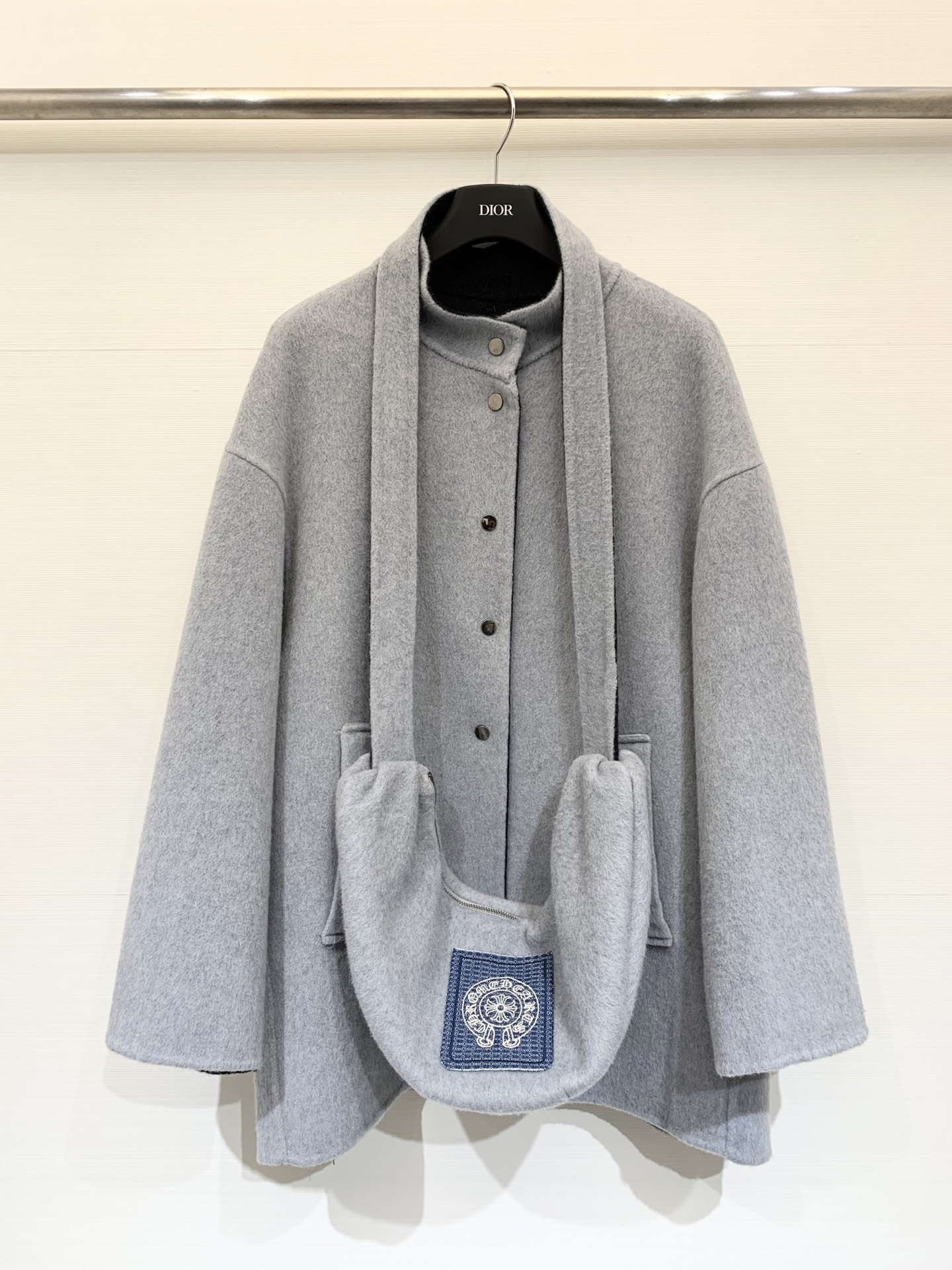 CH克罗心 25秋冬新款 配包包双面羊毛大衣 中长款版型单排扣 AB面双色效果 佩戴包包点缀牛仔logo