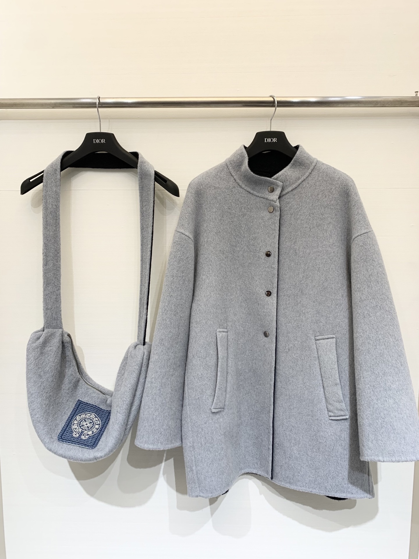 CH克罗心 25秋冬新款 配包包双面羊毛大衣 中长款版型单排扣 AB面双色效果 佩戴包包点缀牛仔logo