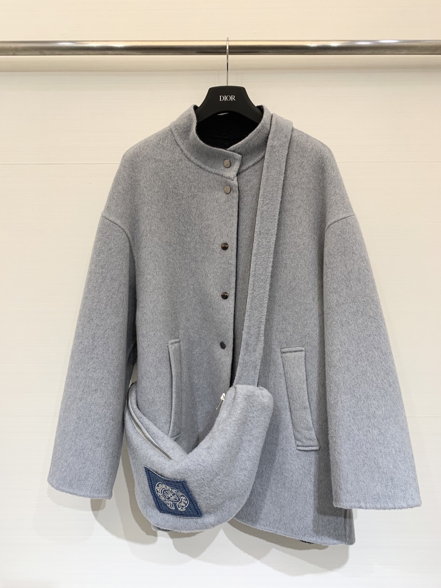 NO:500107,With dust bag CH Croxin 25 autumn and winter new style, bag double-sided wool coat, medium-length style single-breasted AB side two-color effect, wear bag embellishment denim logo, very practical, sml, chrome hearts, alexander wang19860909配防尘袋CH克罗心 25秋冬新款 配包包双面羊毛大衣 中长款版型单排扣 AB面双色效果 佩戴包包点缀牛仔logo 实用性很强 码数sml,,chrome hearts,alexander wang,Women's clothing